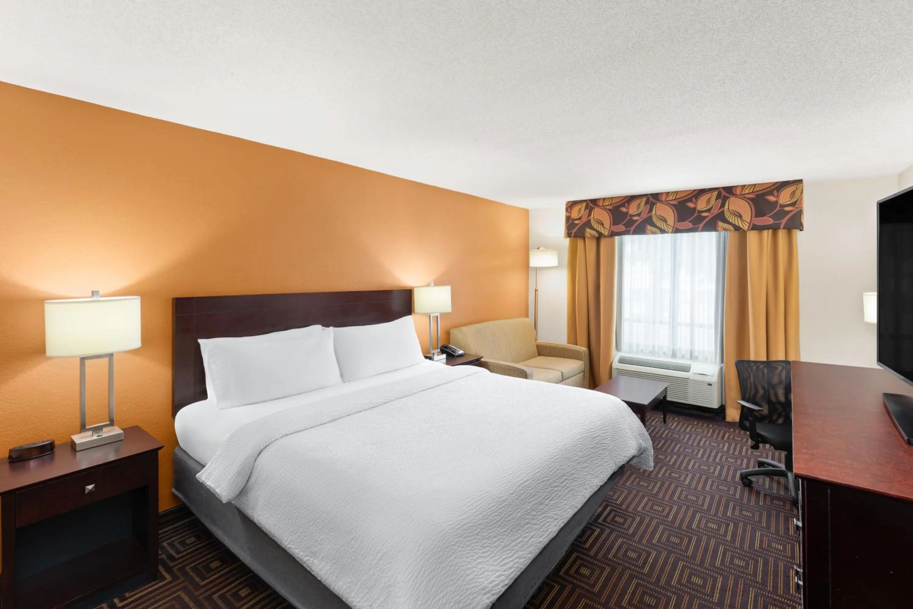 Bed in Holiday Inn Knoxville West - Cedar Bluff Rd by IHG