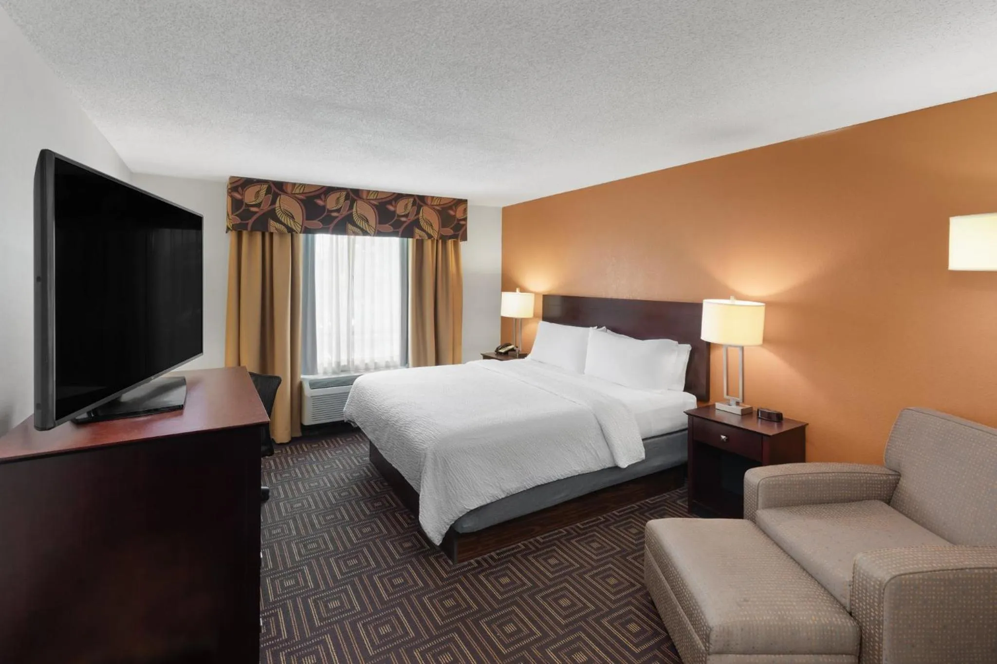 Photo of the whole room, Bed in Holiday Inn Knoxville West - Cedar Bluff Rd by IHG
