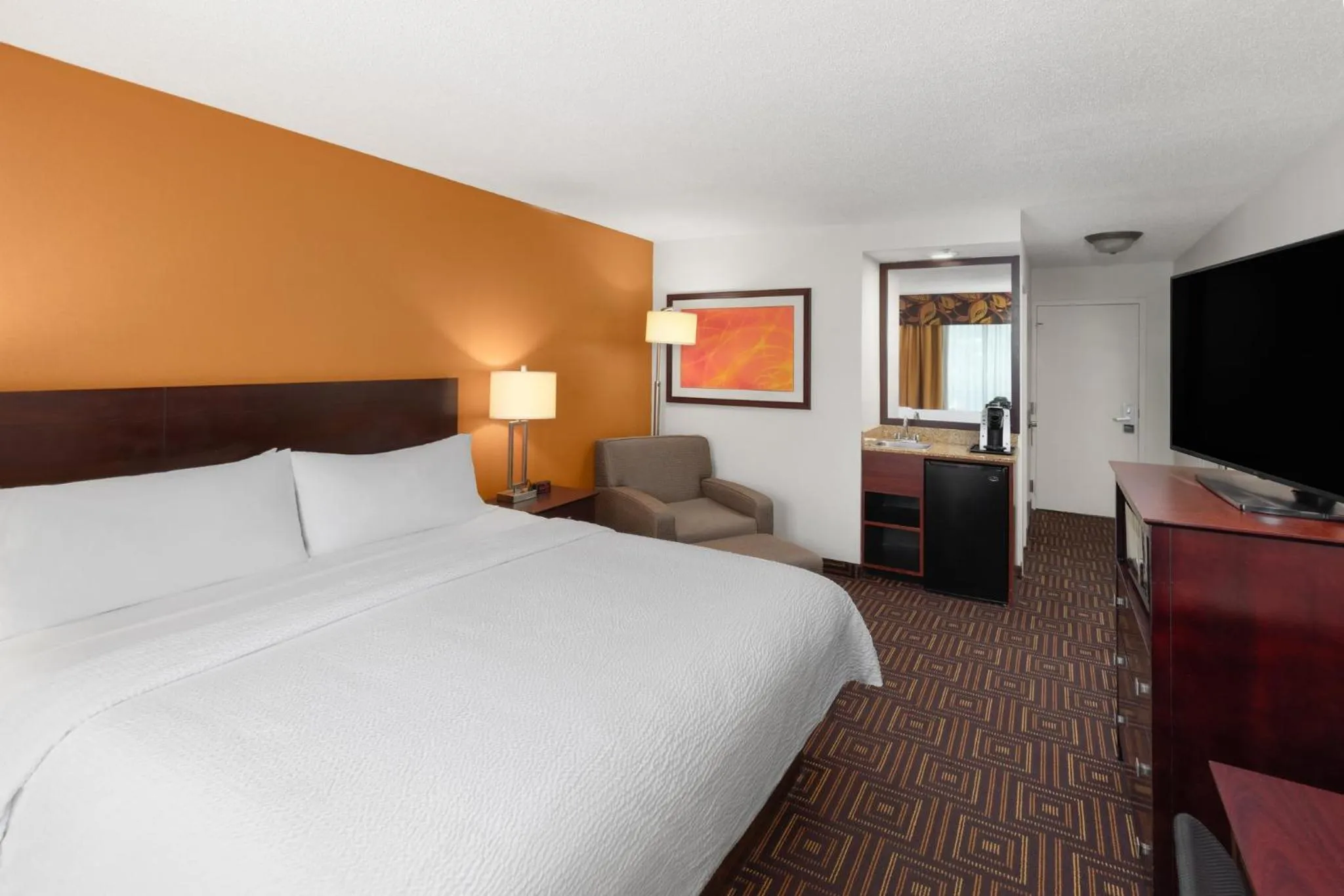Photo of the whole room, Bed in Holiday Inn Knoxville West - Cedar Bluff Rd by IHG