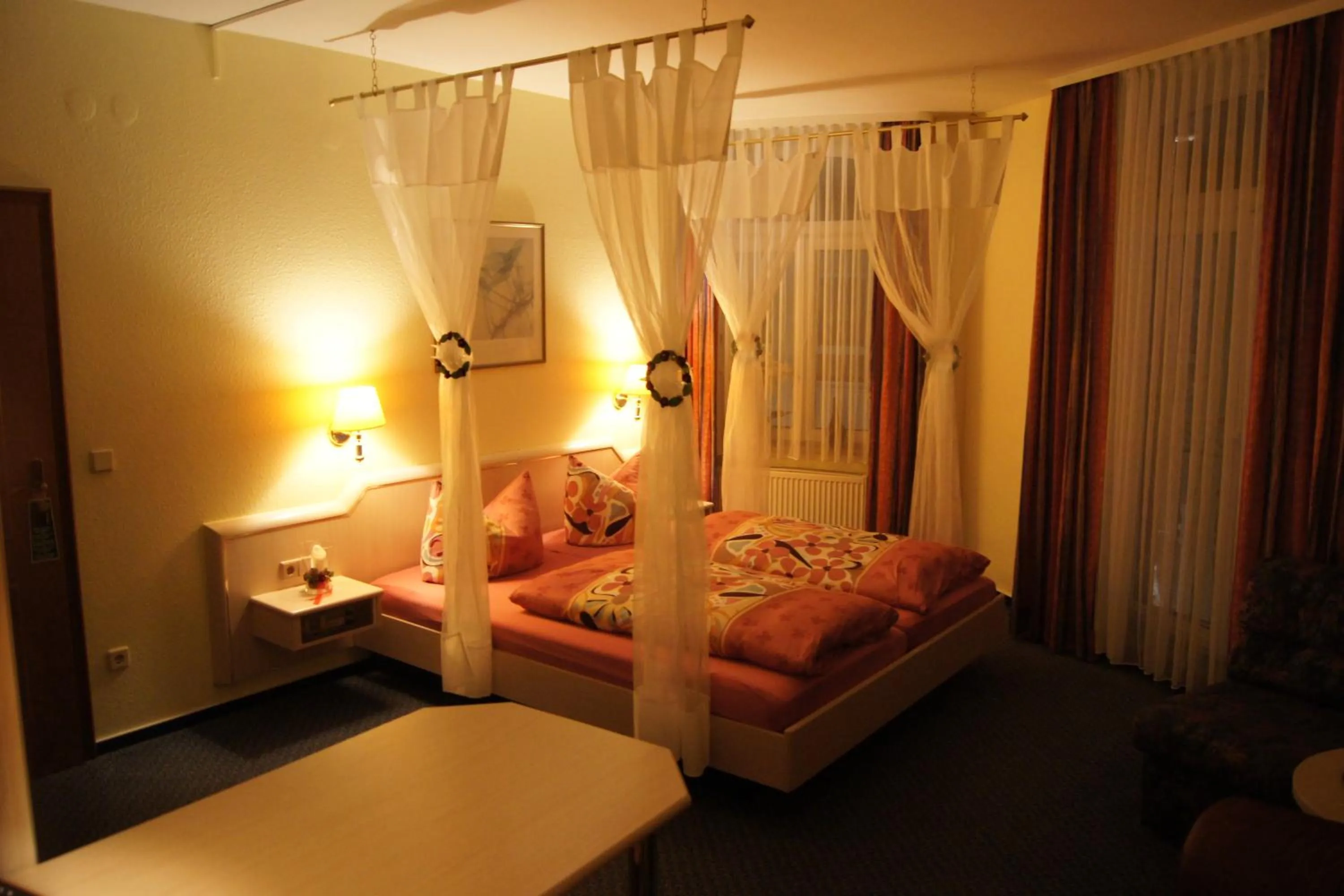 Photo of the whole room, Bed in Hotel "Drei Rosen" OHG Regina & Hans - Peter Faßbinder