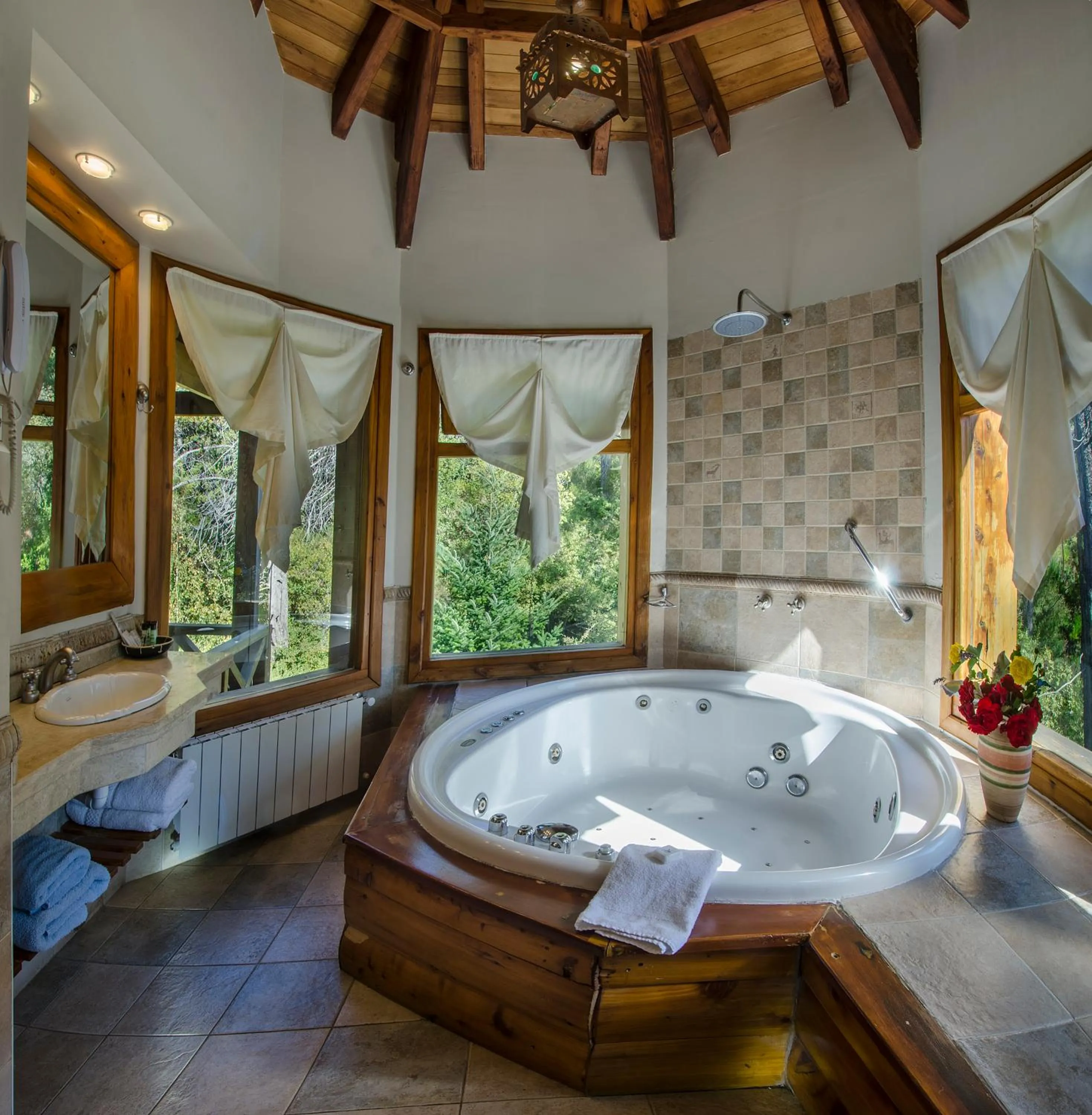 Hot Tub in Nido del Cóndor Hotel & Spa