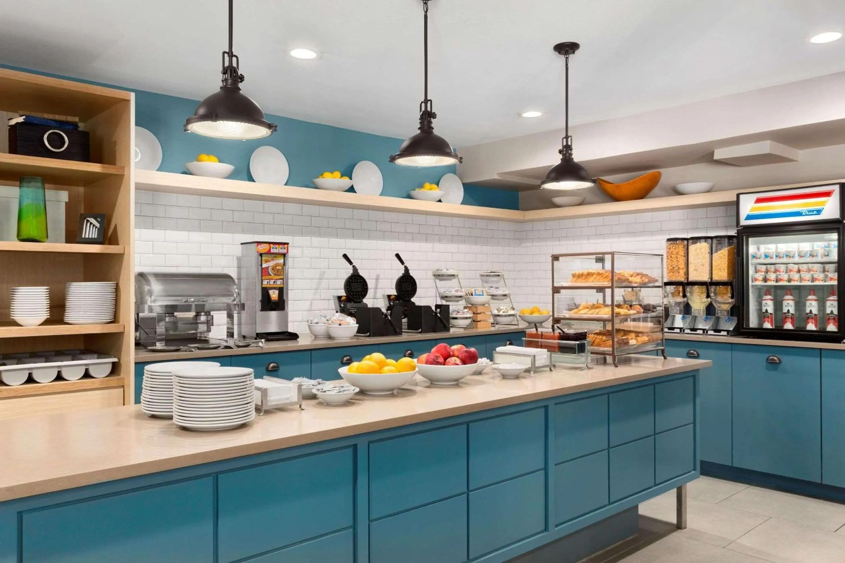 Breakfast in Country Inn & Suites by Radisson, San Antonio Medical Center, TX