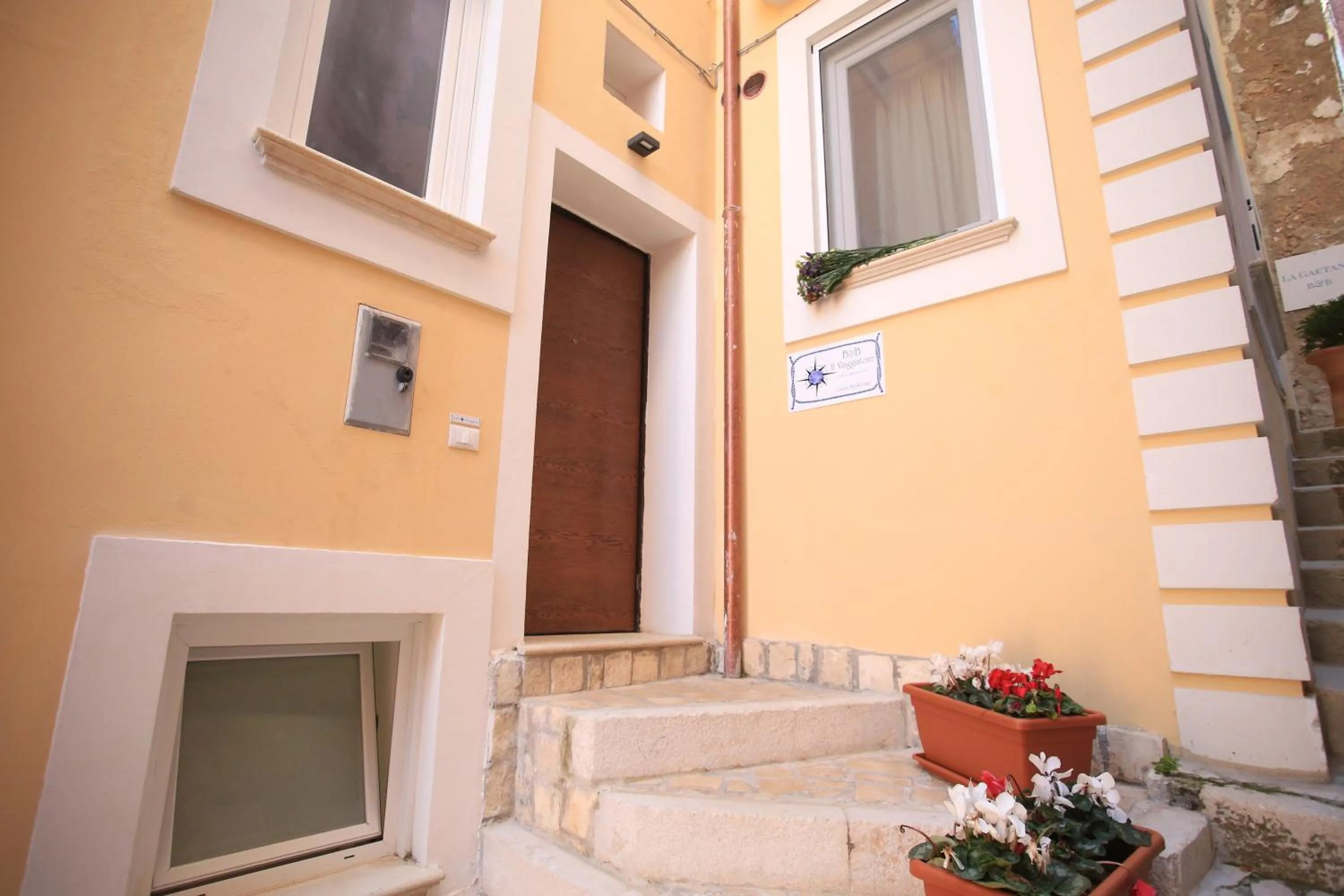Facade/entrance in Il Viaggiatore Gaeta Medievale B&B