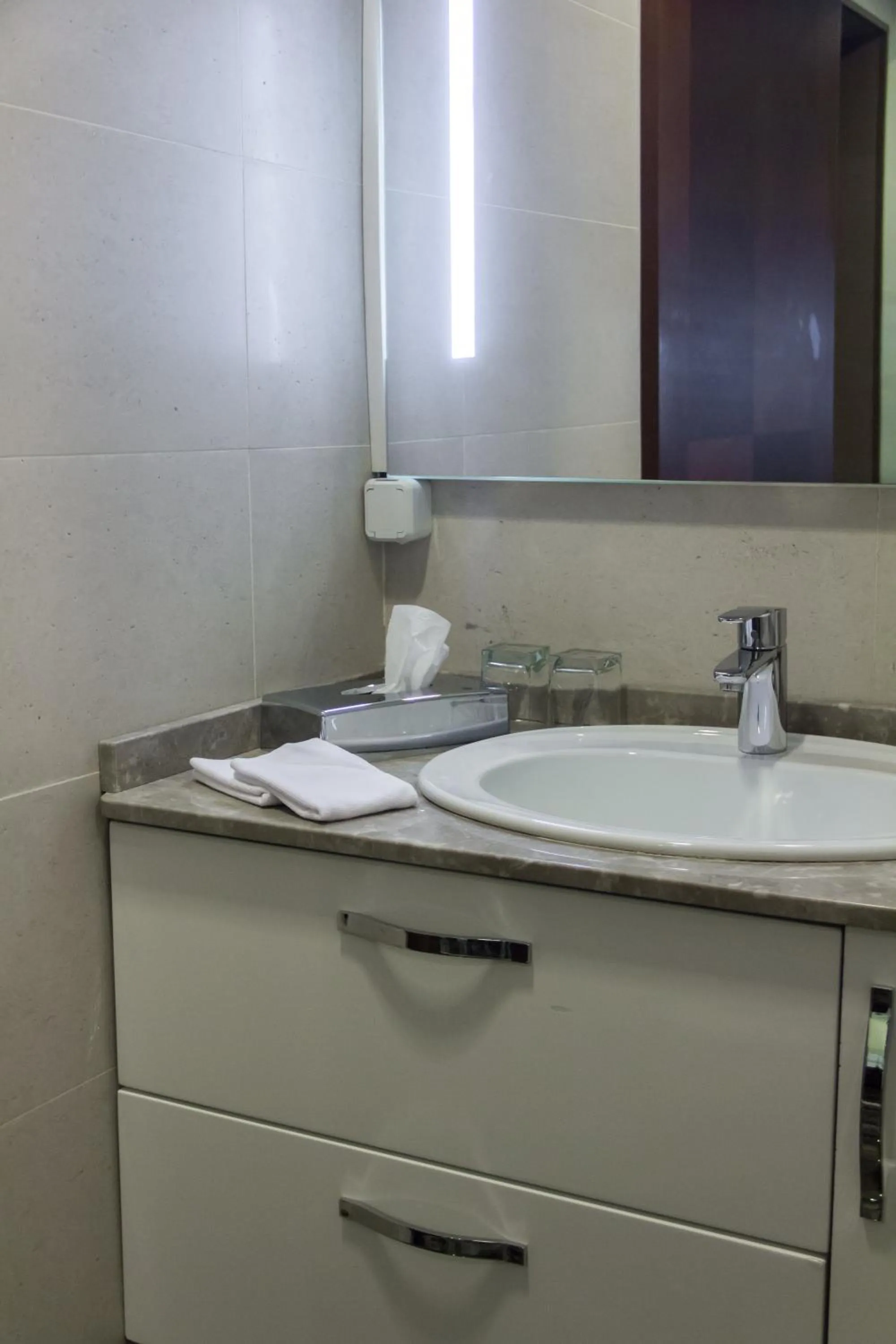 Bathroom in Parkside Hotel & Apartments