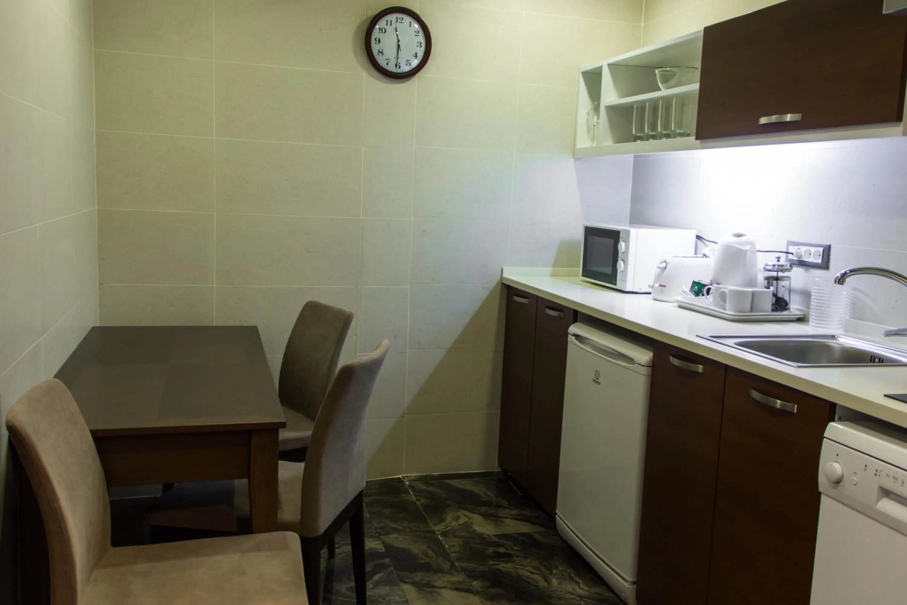 Kitchen or kitchenette in Parkside Hotel & Apartments