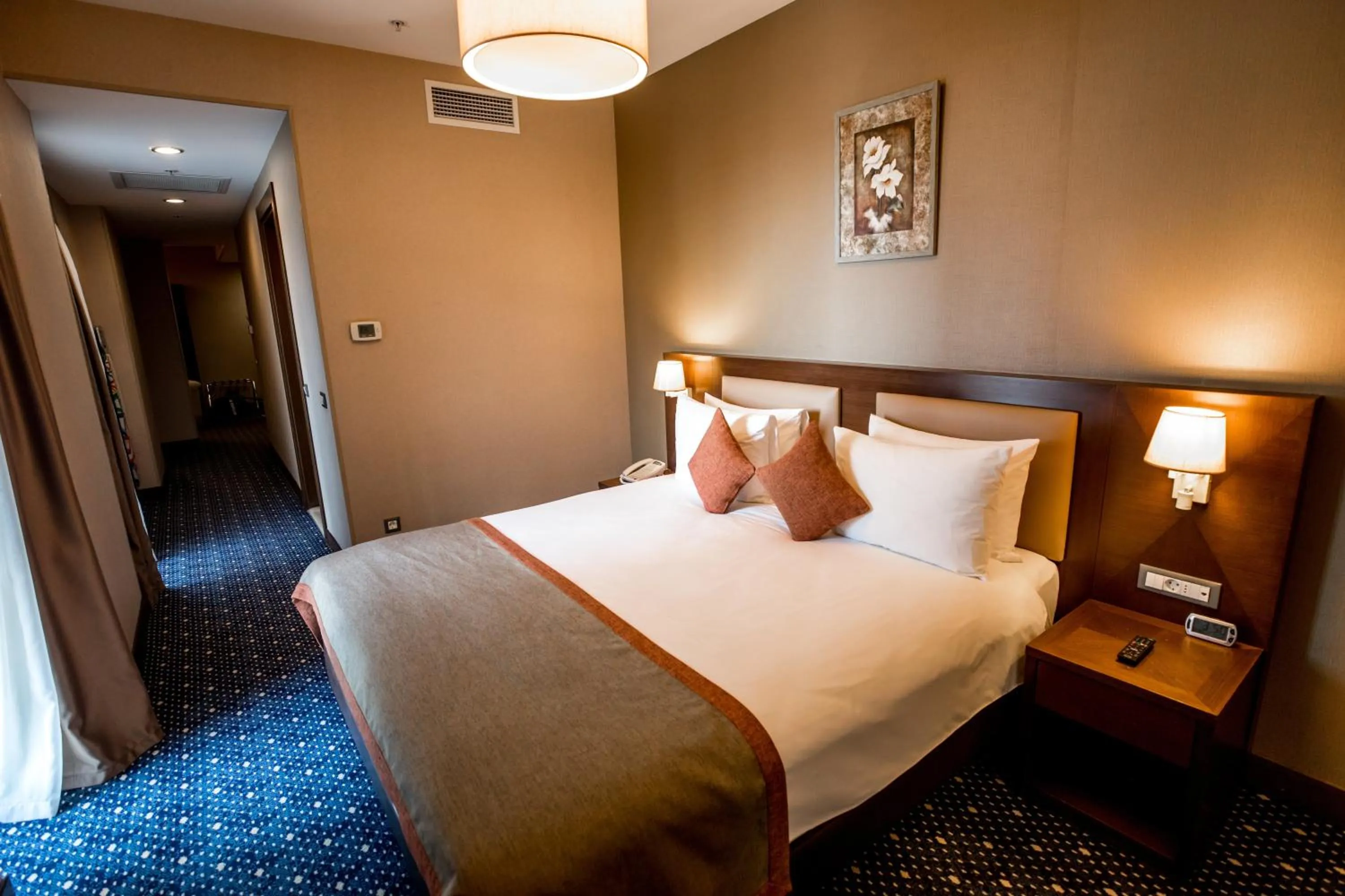 Photo of the whole room, Bed in Parkside Hotel & Apartments