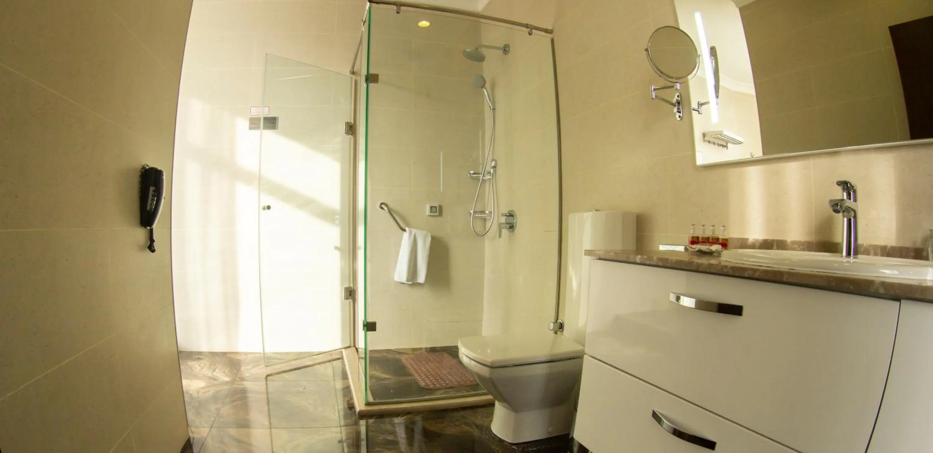 Bathroom in Parkside Hotel & Apartments