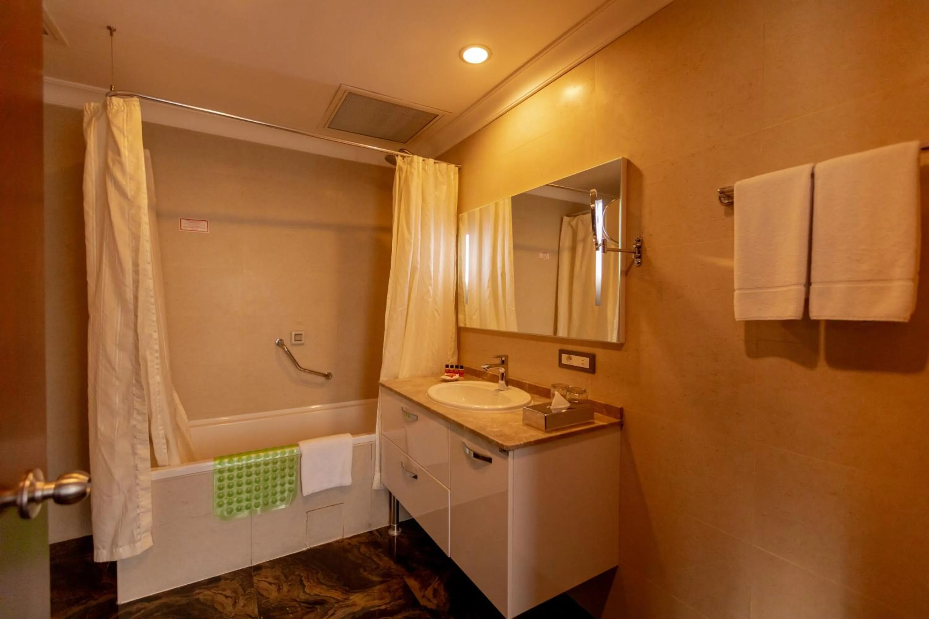 Bathroom in Parkside Hotel & Apartments
