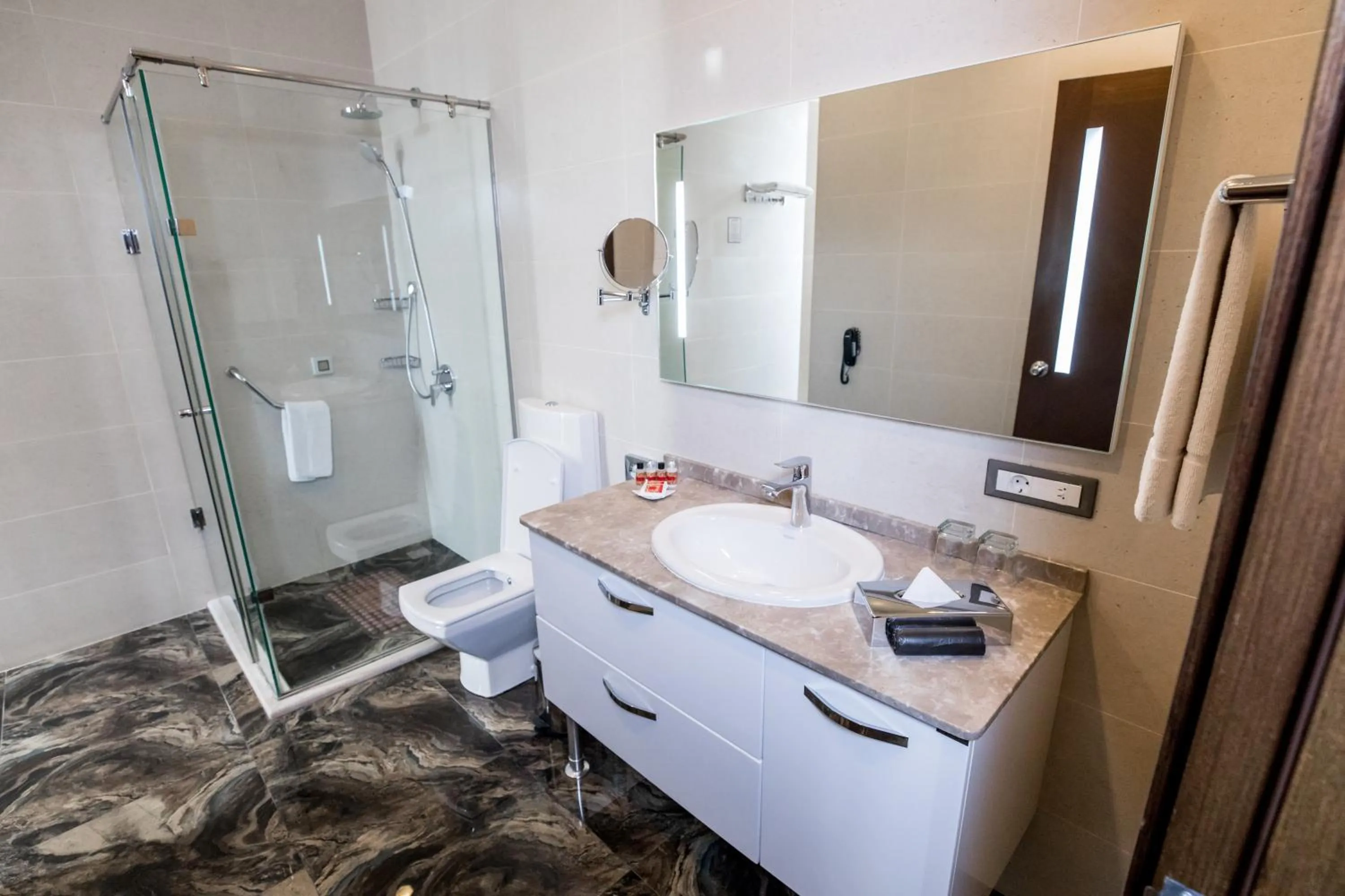 Bathroom in Parkside Hotel & Apartments