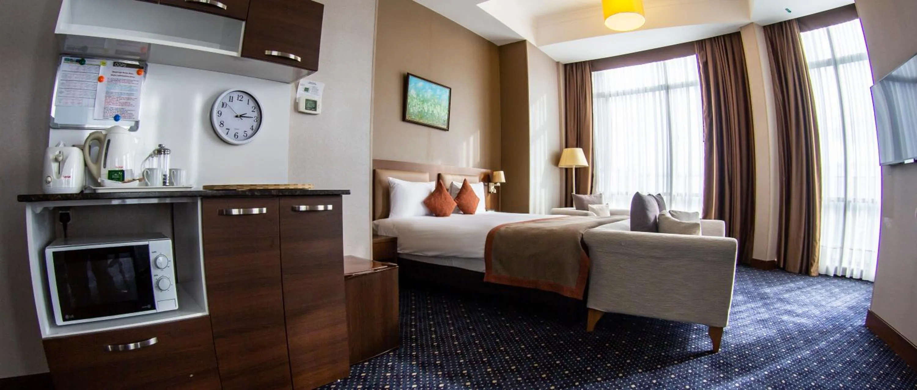 kitchen, Bed in Parkside Hotel & Apartments