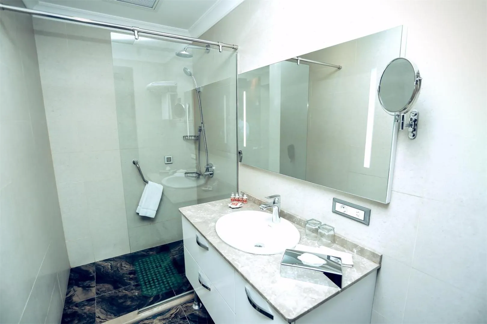 Shower in Parkside Hotel & Apartments