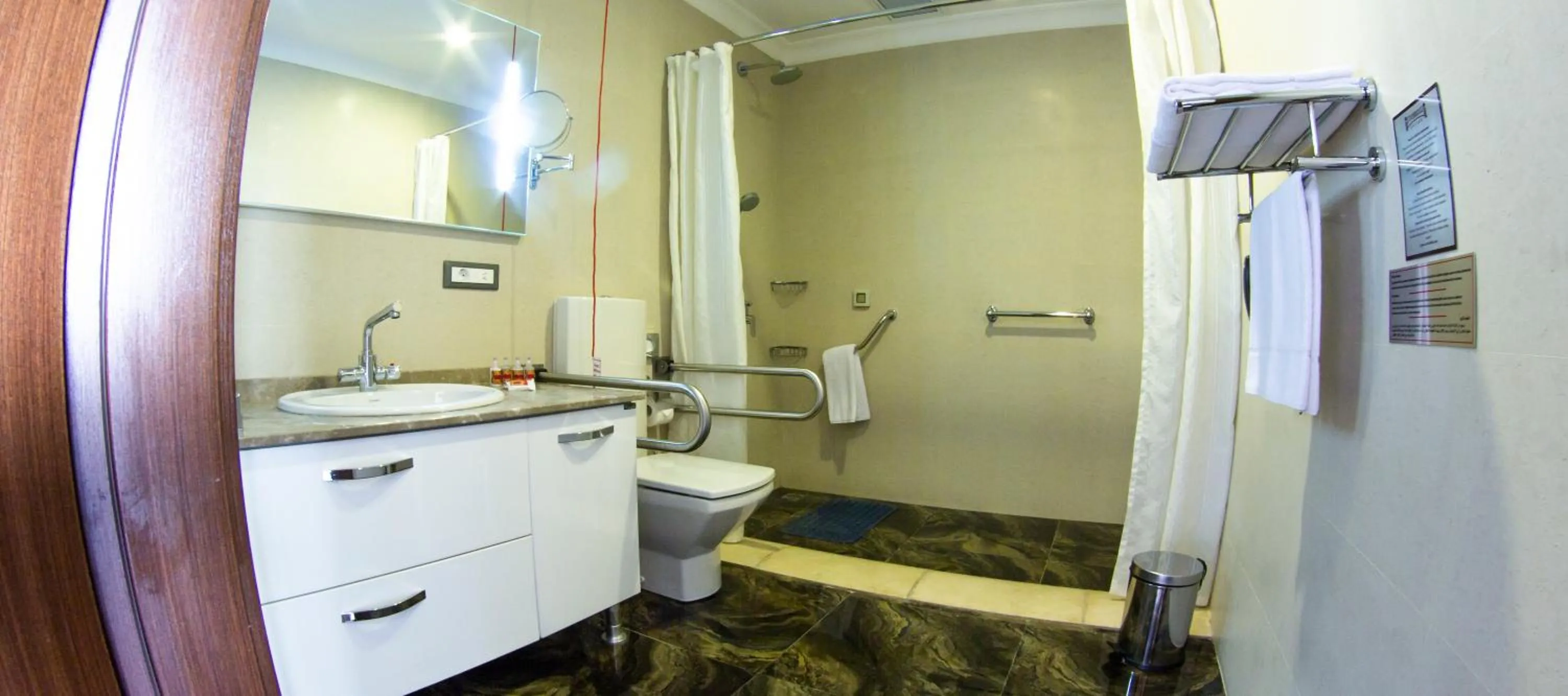 Bathroom in Parkside Hotel & Apartments