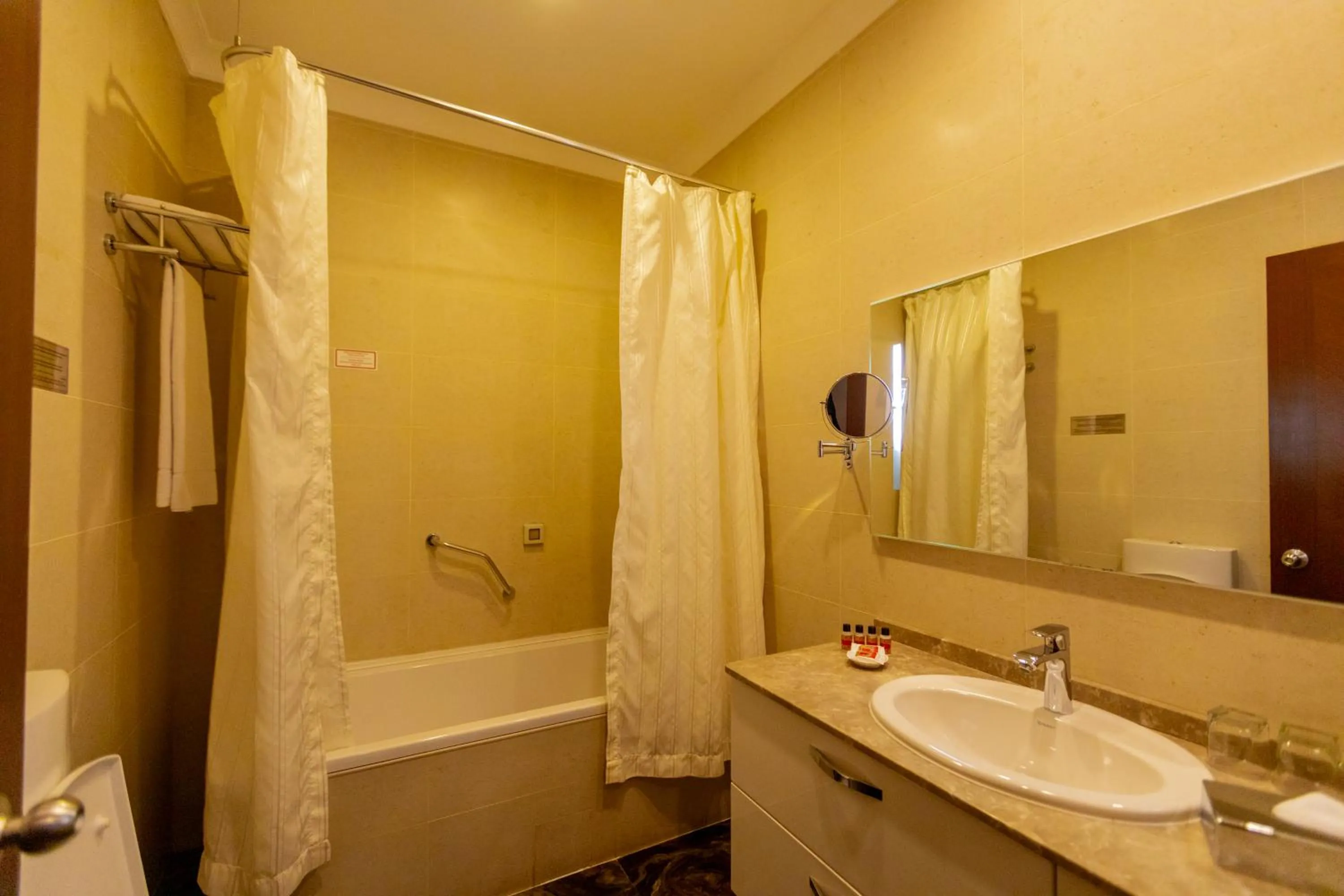 Bath in Parkside Hotel & Apartments