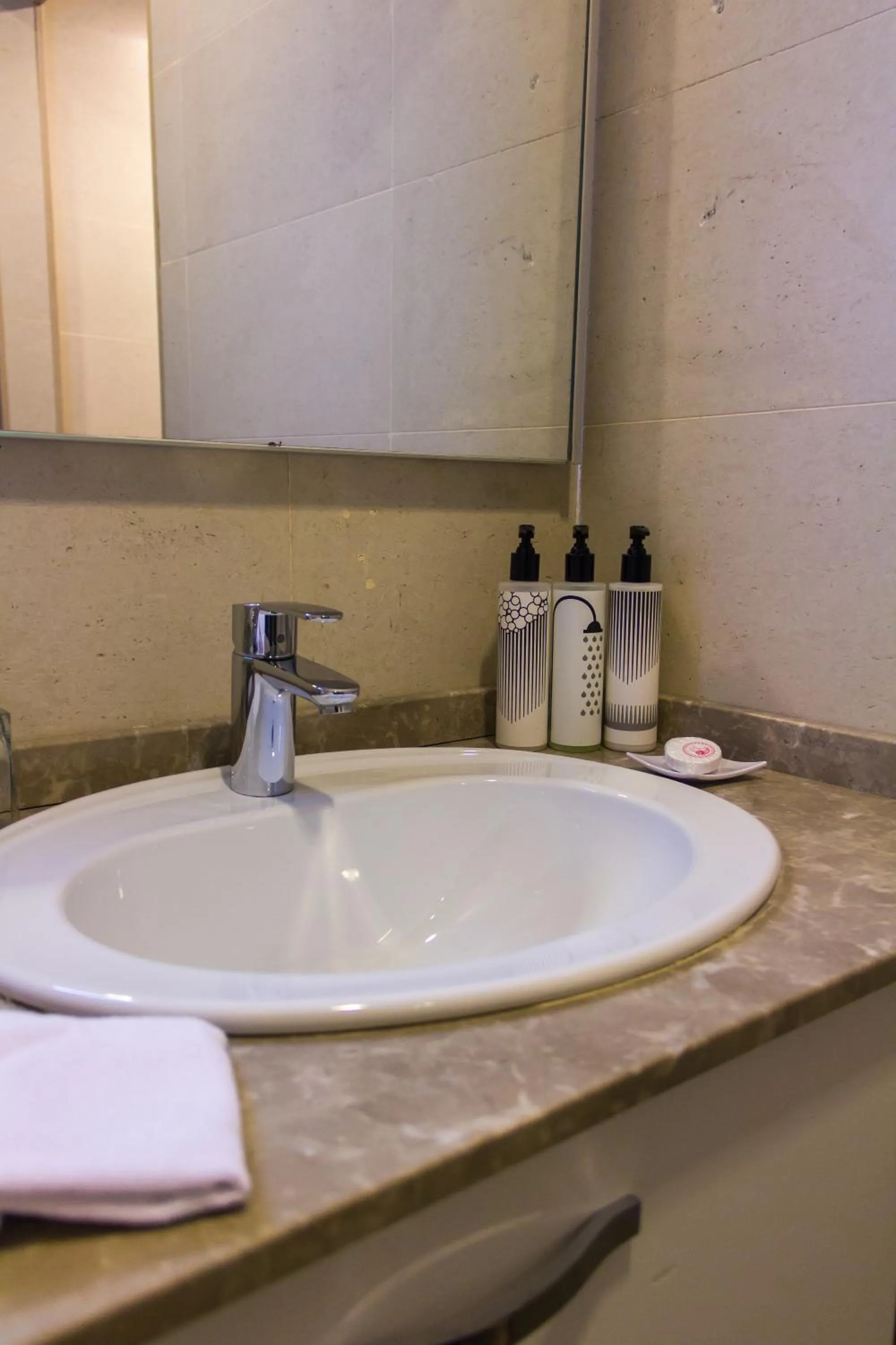 Bathroom in Parkside Hotel & Apartments