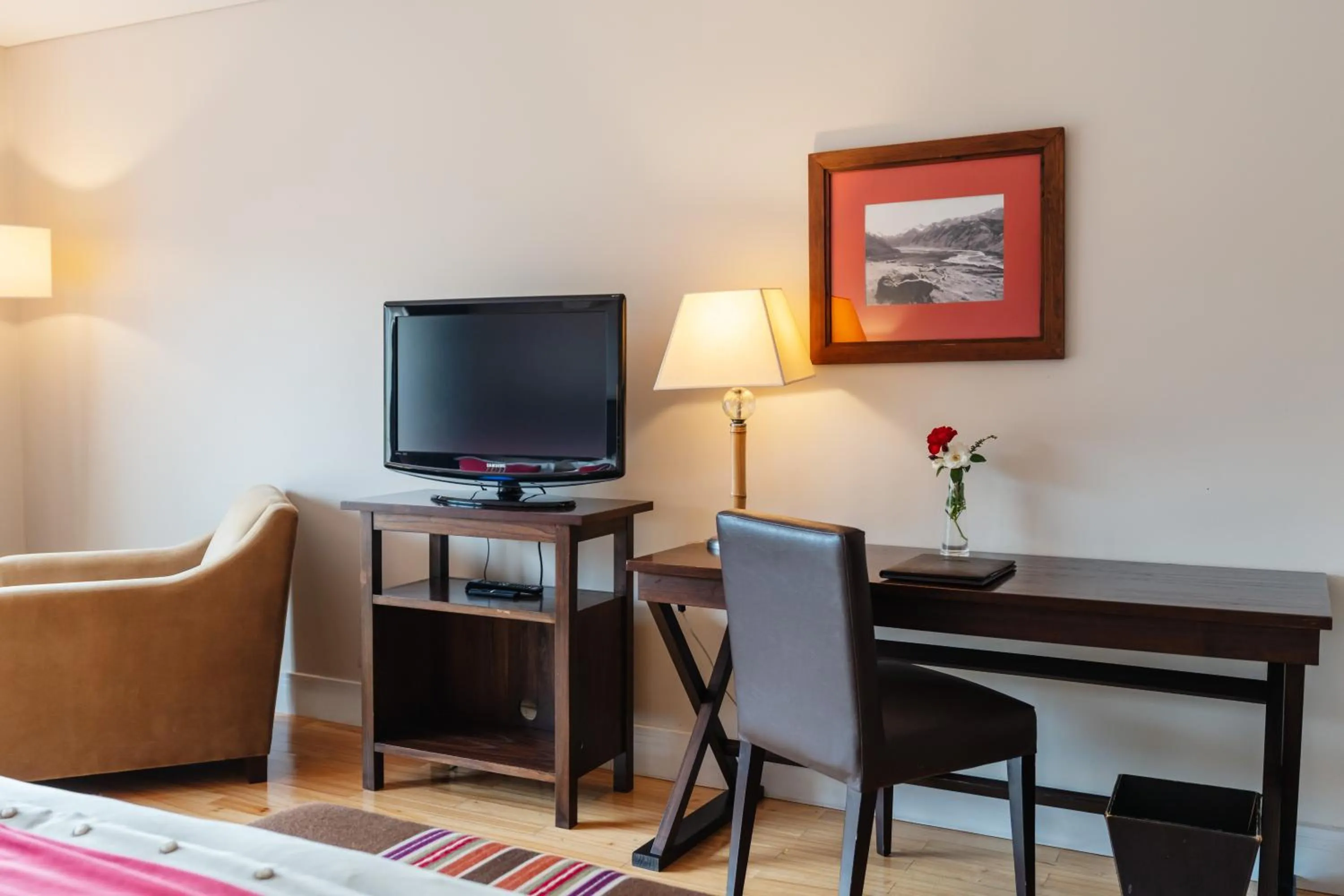 TV and multimedia in Loi Suites Chapelco Hotel