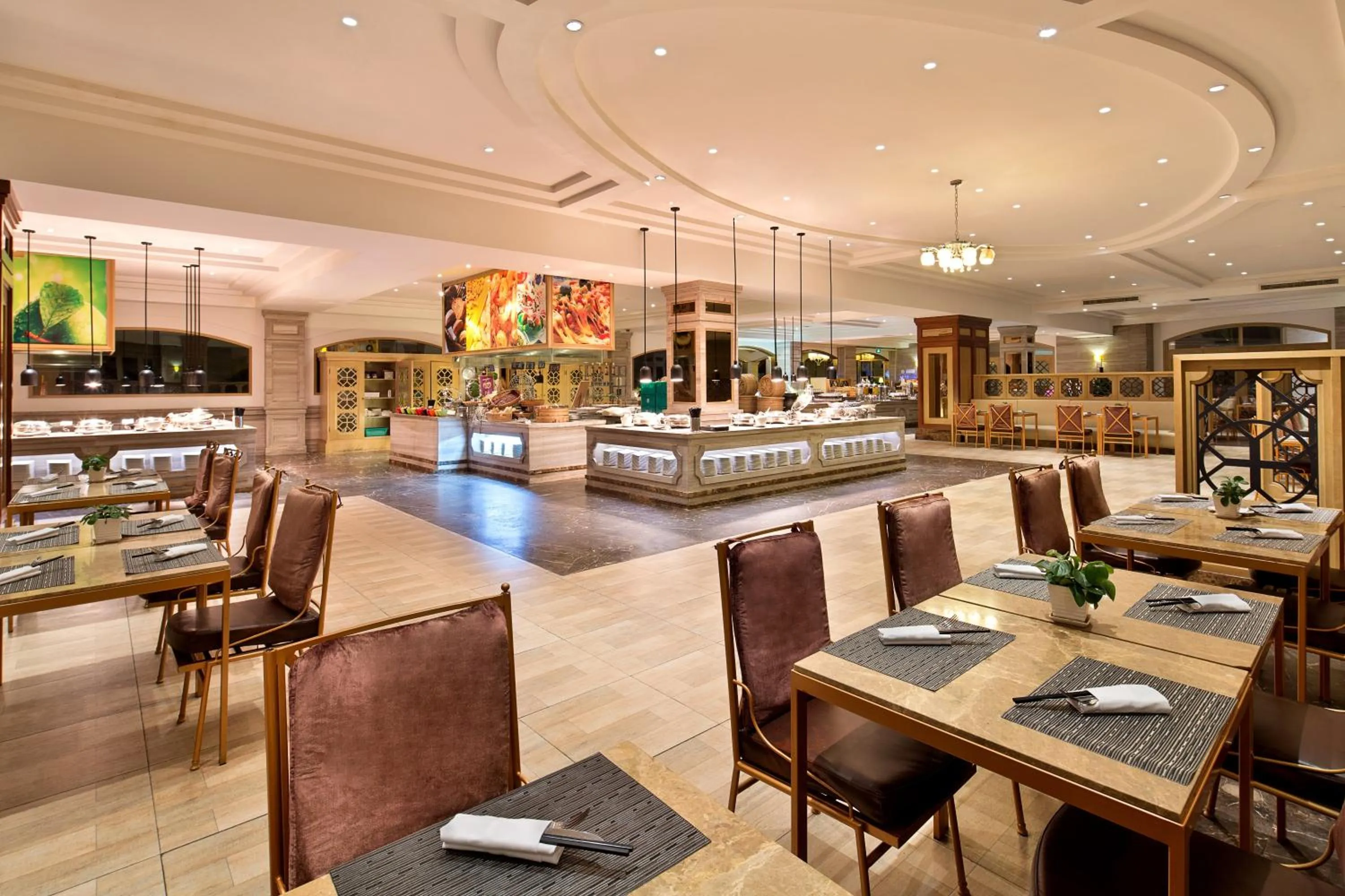 Restaurant/places to eat in Crowne Plaza Resort Sanya Bay by IHG