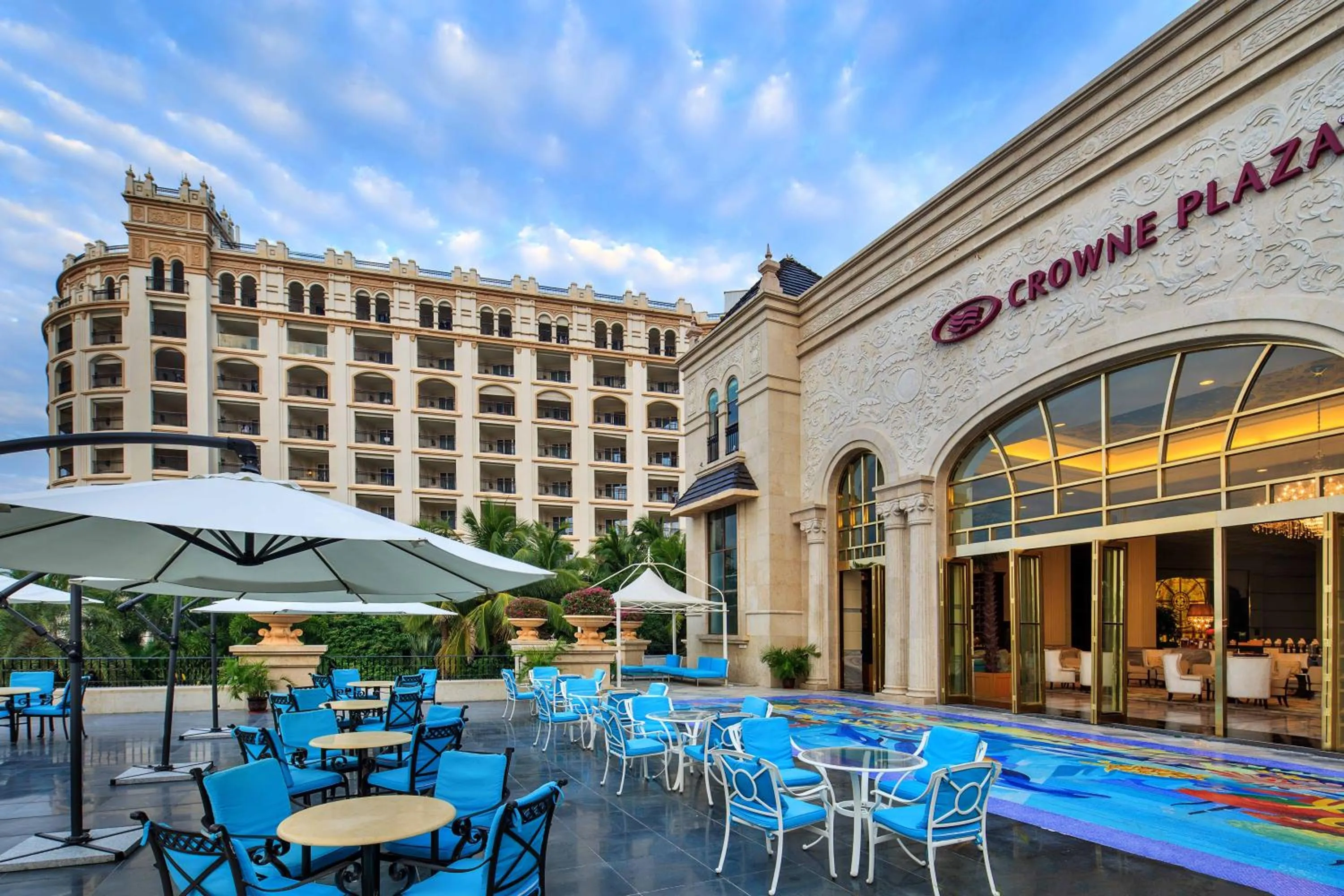 Restaurant/places to eat in Crowne Plaza Resort Sanya Bay by IHG