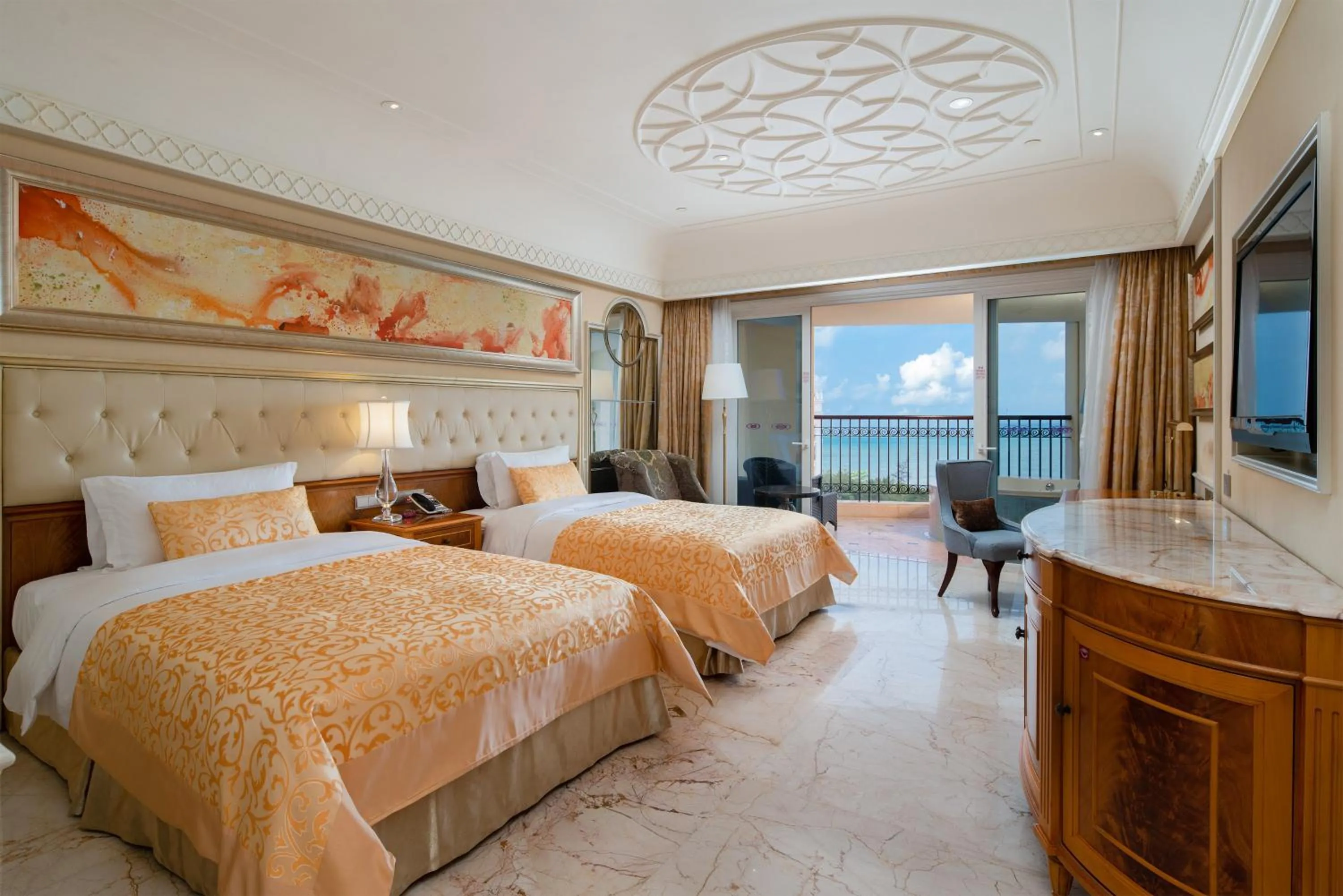 Photo of the whole room, Bed in Crowne Plaza Resort Sanya Bay by IHG