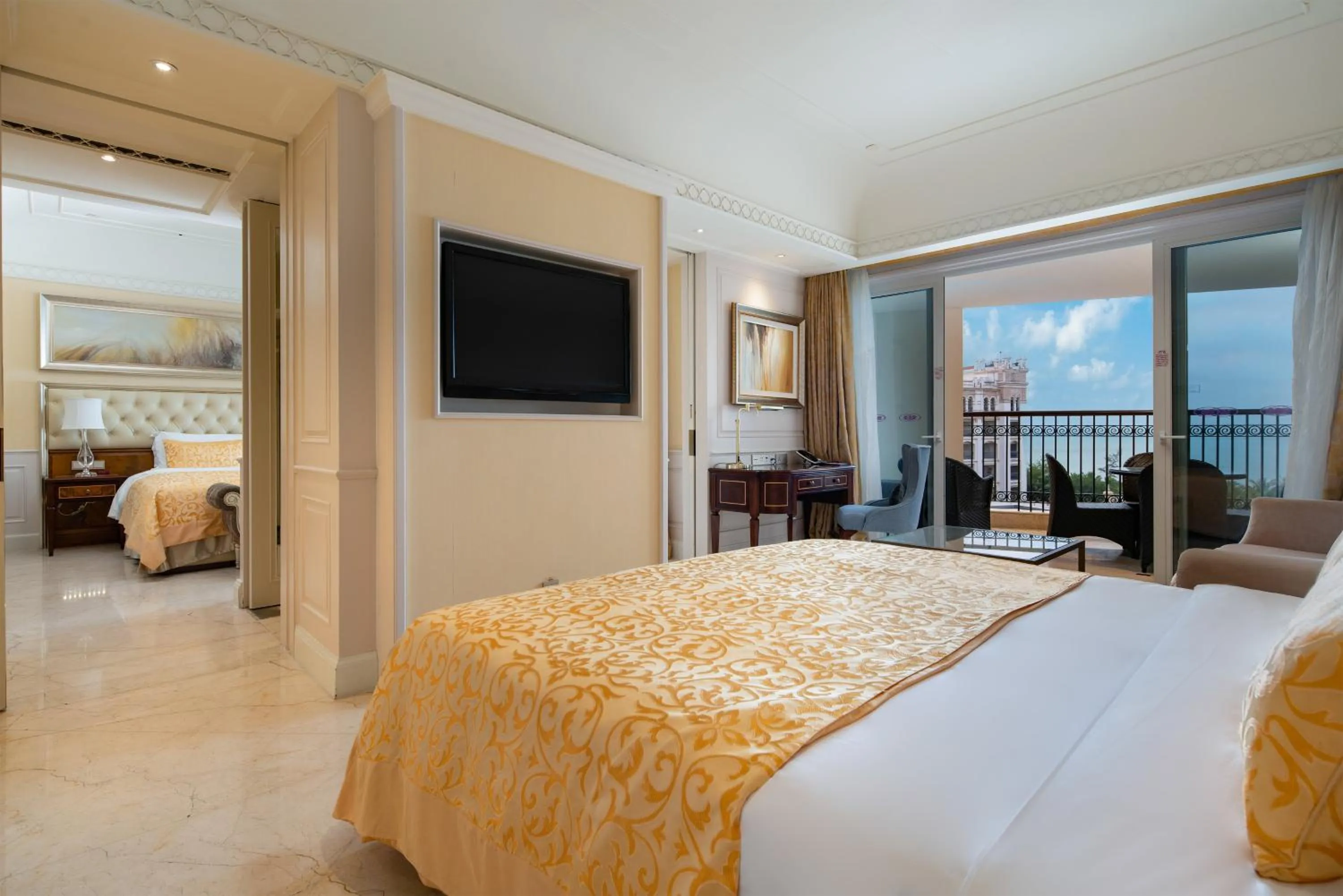 Photo of the whole room, Bed in Crowne Plaza Resort Sanya Bay by IHG