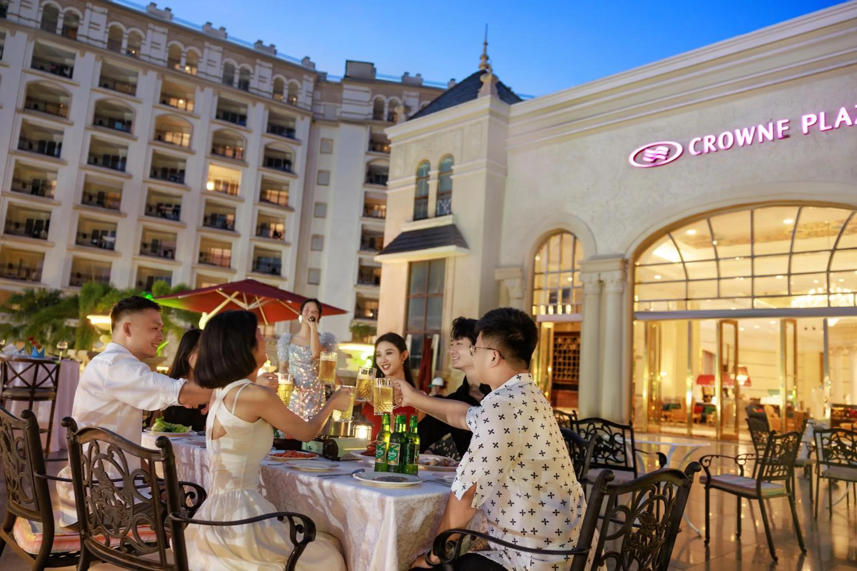 Restaurant/places to eat in Crowne Plaza Resort Sanya Bay by IHG