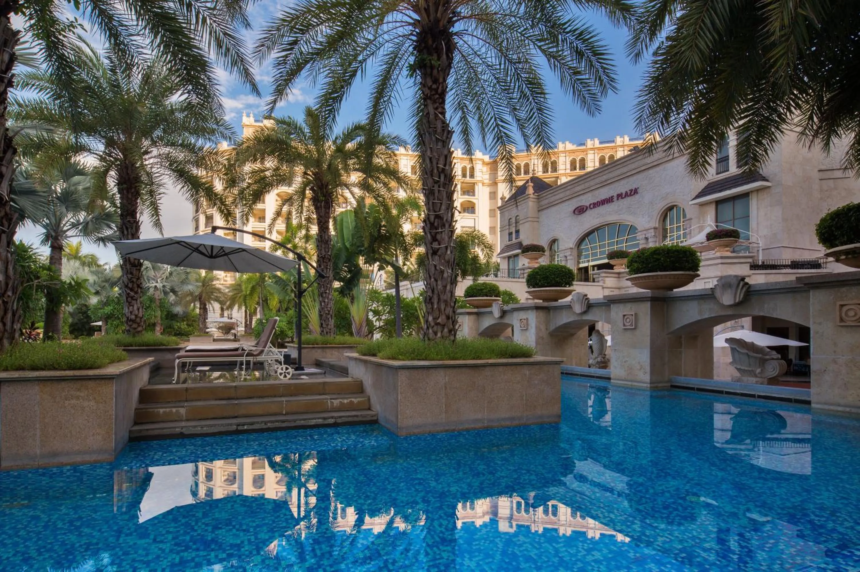 Swimming pool in Crowne Plaza Resort Sanya Bay by IHG