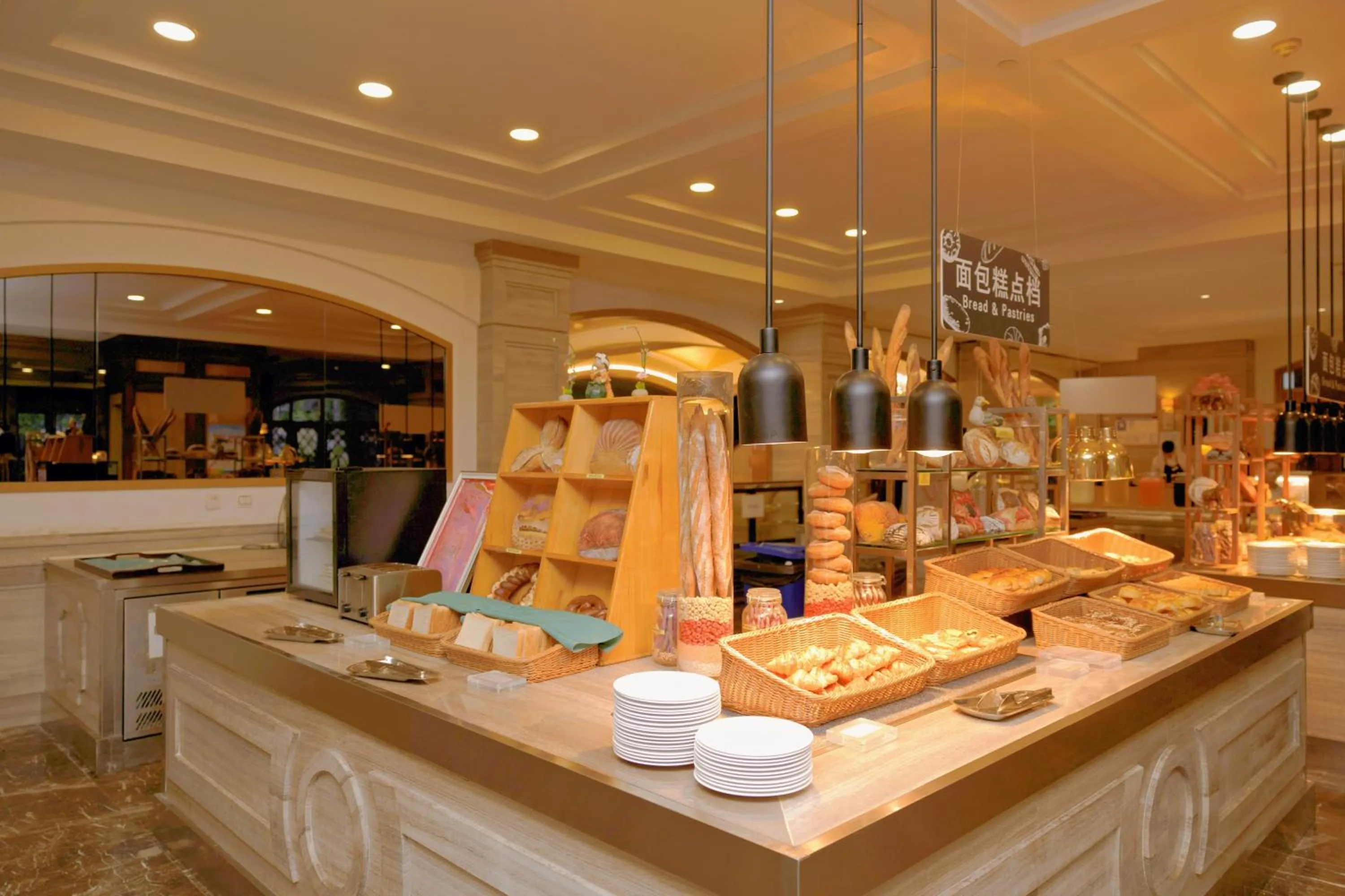 Food and drinks in Crowne Plaza Resort Sanya Bay by IHG