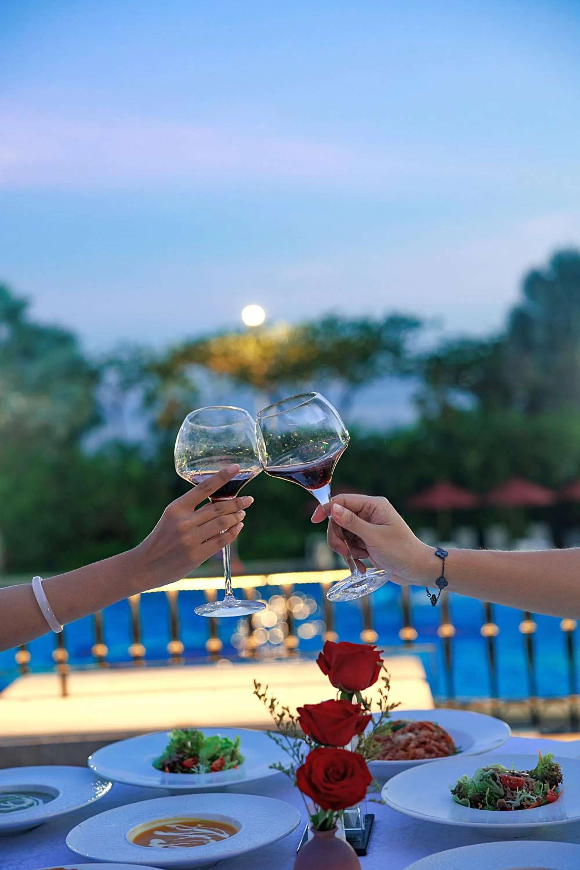 Dining area in Crowne Plaza Resort Sanya Bay by IHG