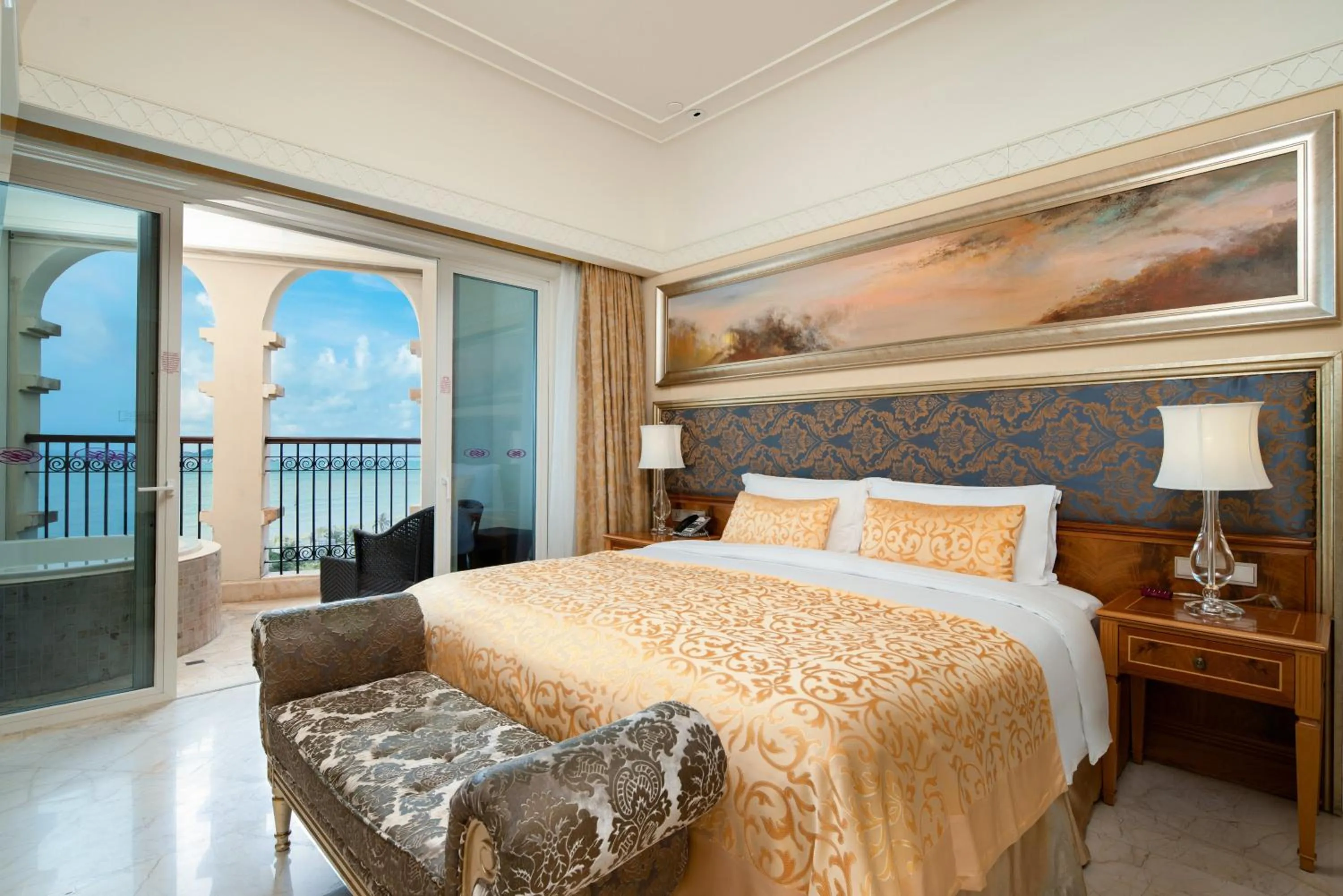 Photo of the whole room, Bed in Crowne Plaza Resort Sanya Bay by IHG