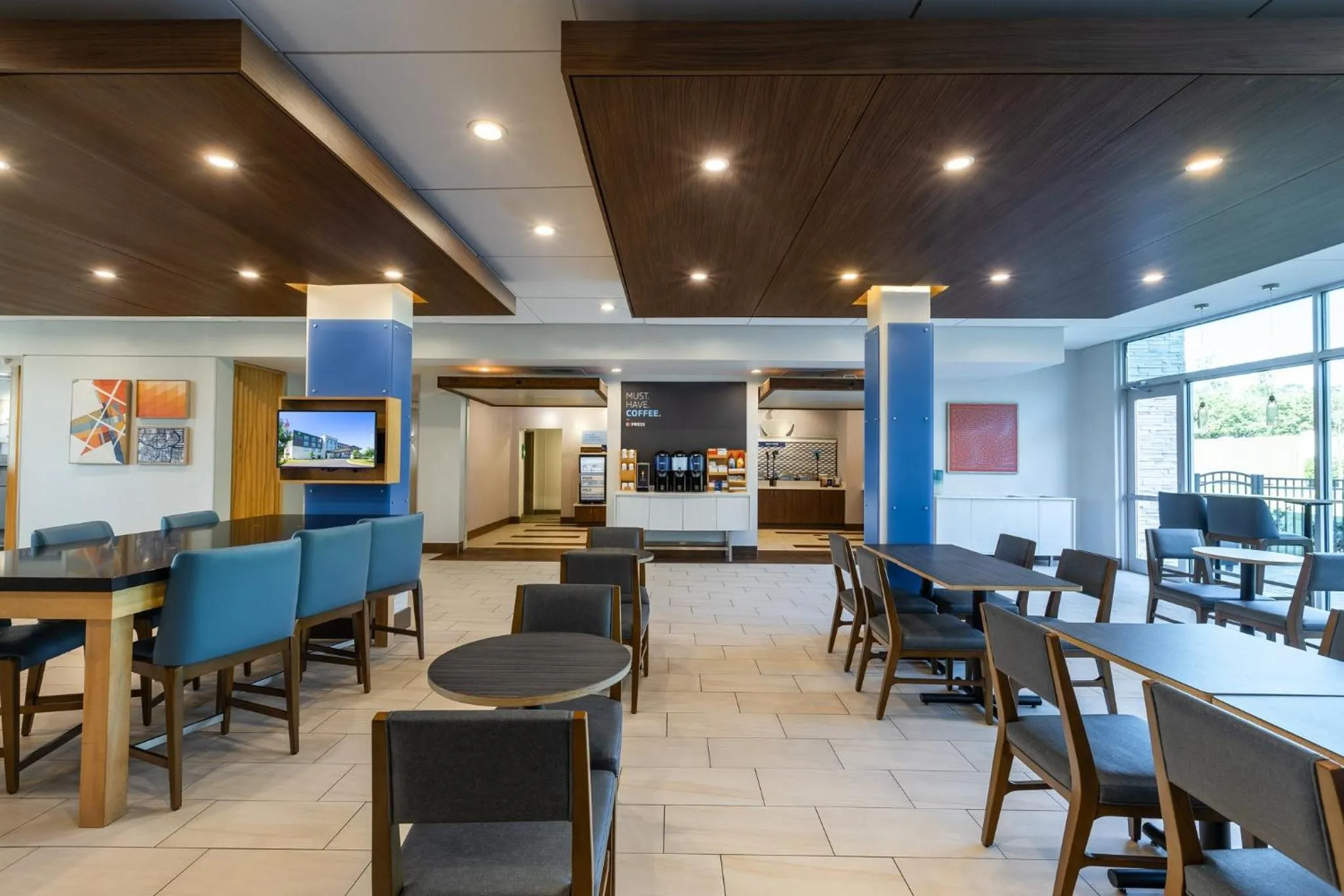 Lobby or reception in Holiday Inn Express & Suites Greenwood Mall by IHG
