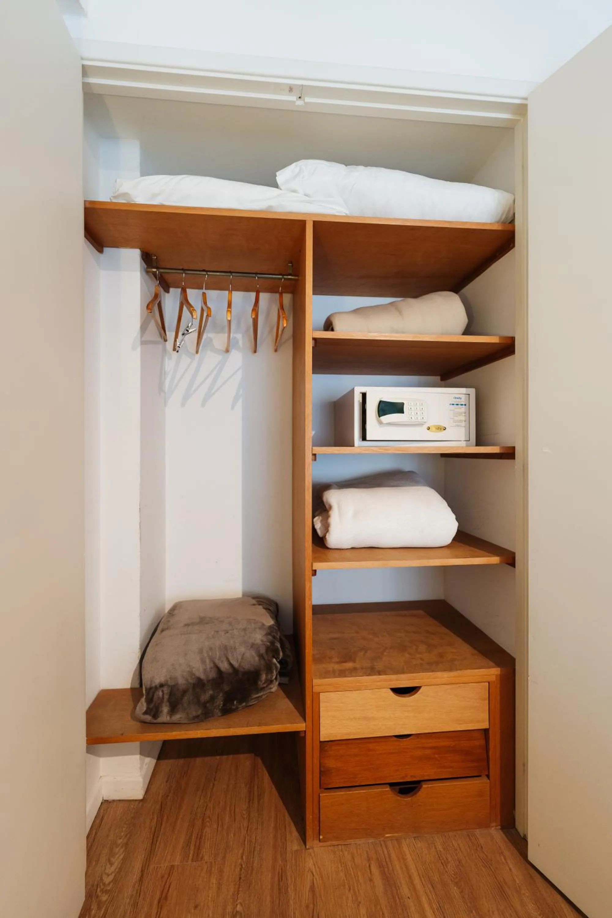 safe, Bed in Loi Flats Buenos Aires