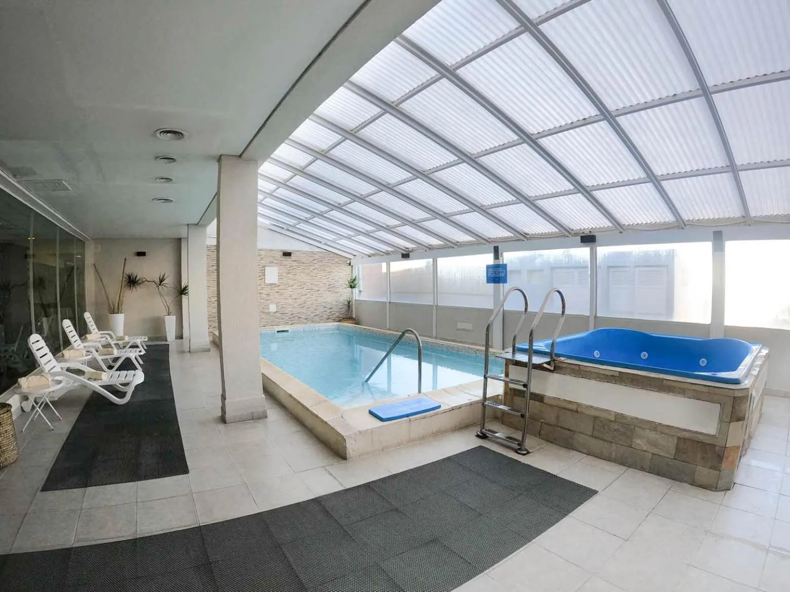 Swimming pool in Yene hue