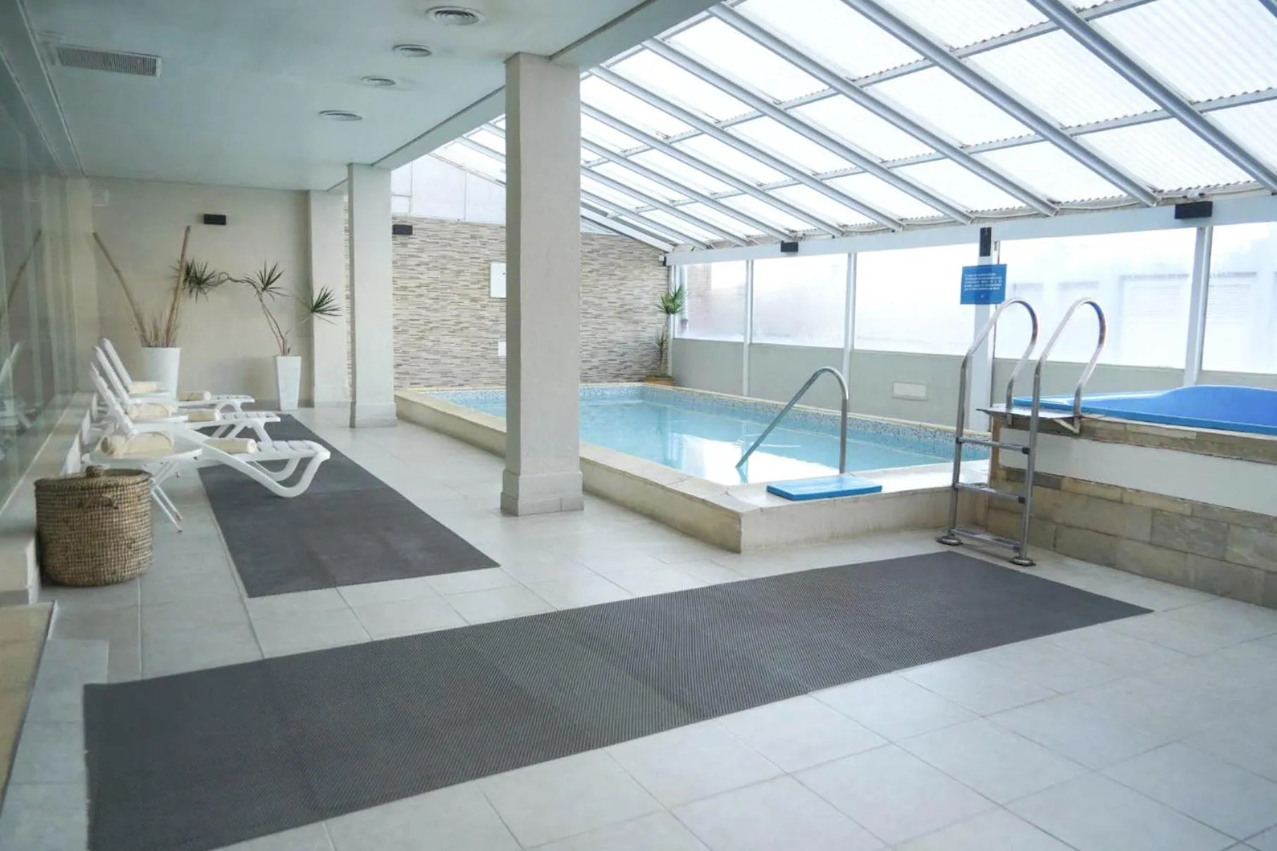 Swimming pool in Yene hue