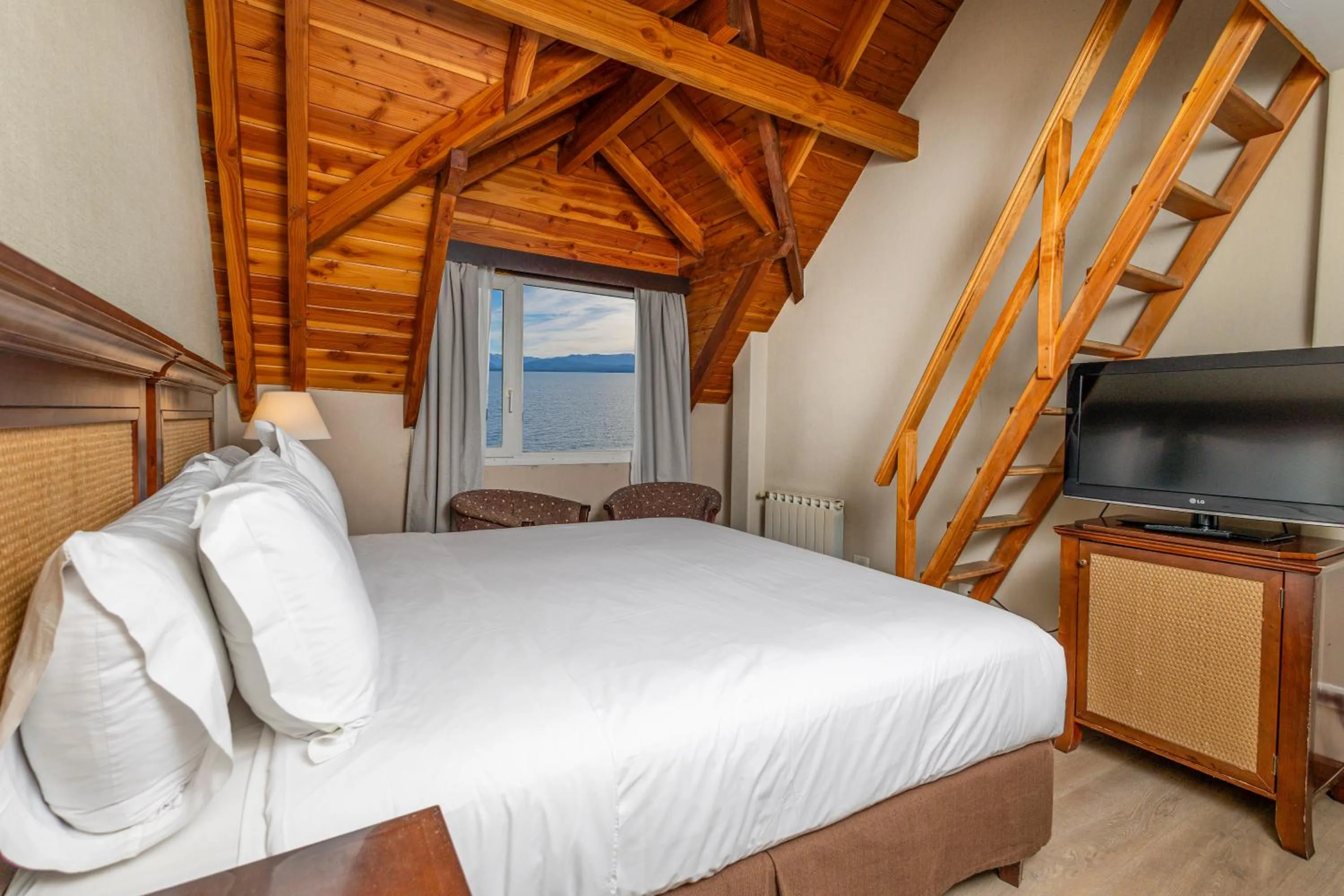 Photo of the whole room, Bed in Cacique Inacayal Lake Hotel & Spa