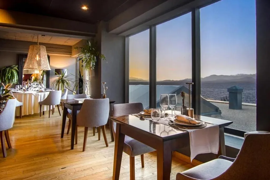 Restaurant/places to eat in Cacique Inacayal Lake Hotel & Spa