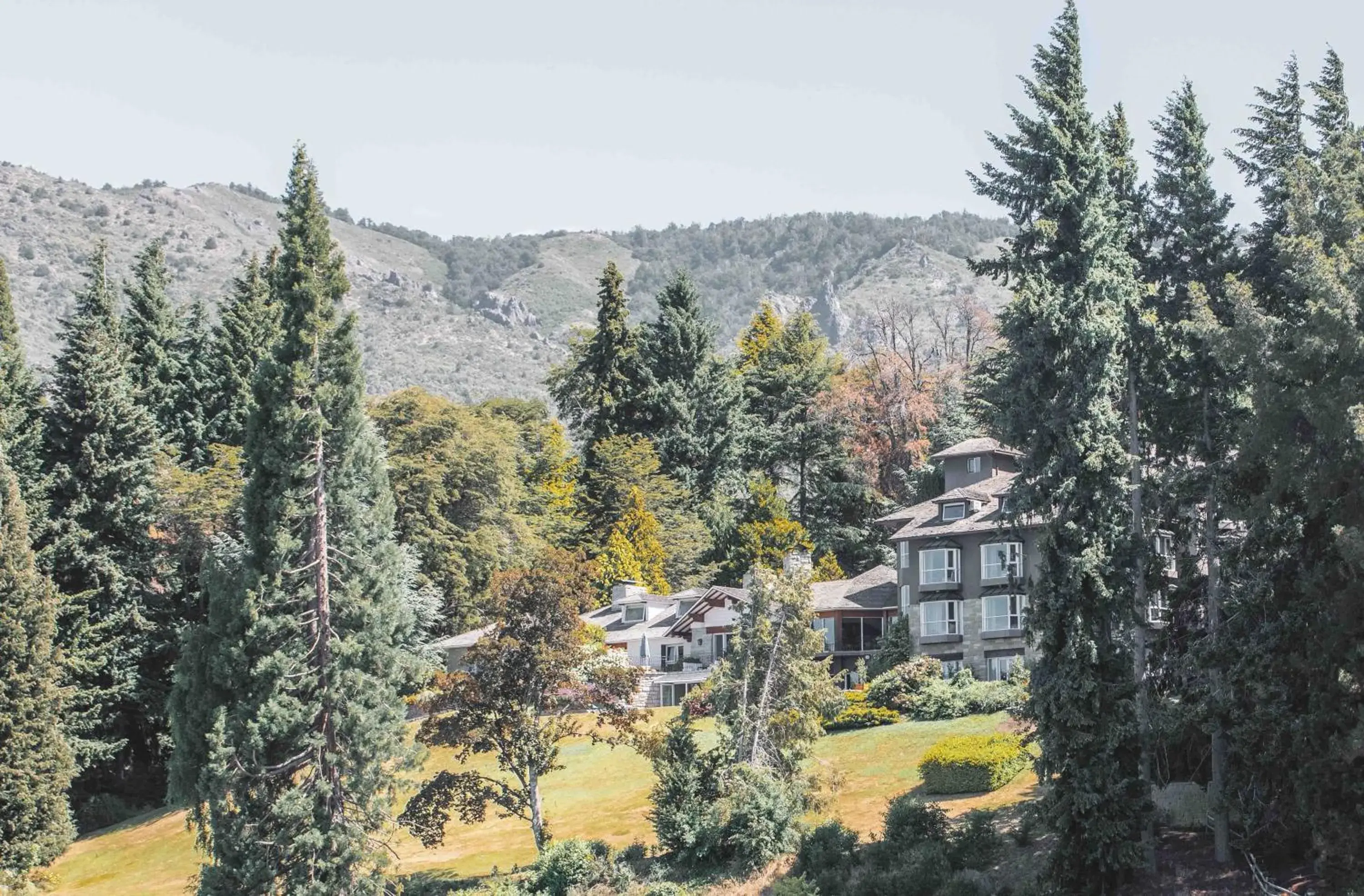 Property building in La Cascada Casa Patagónica by DON Property building in La Cascada Casa Patagónica by DON
