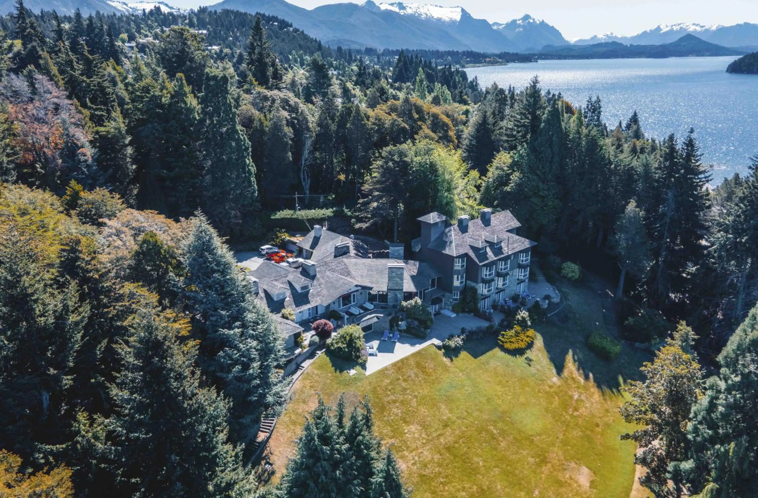 Property building in La Cascada Casa Patagónica by DON