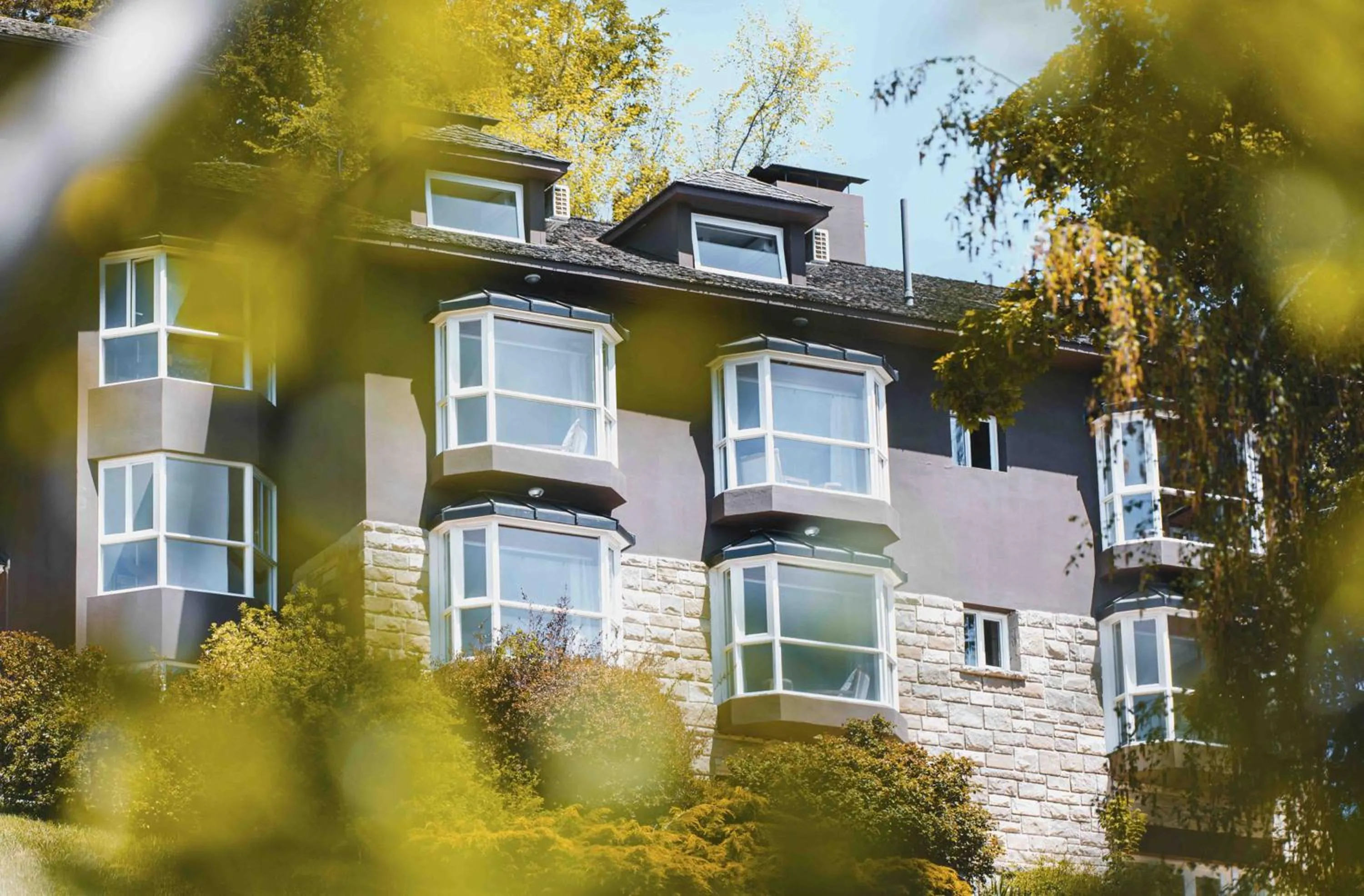 Property building in La Cascada Casa Patagónica by DON