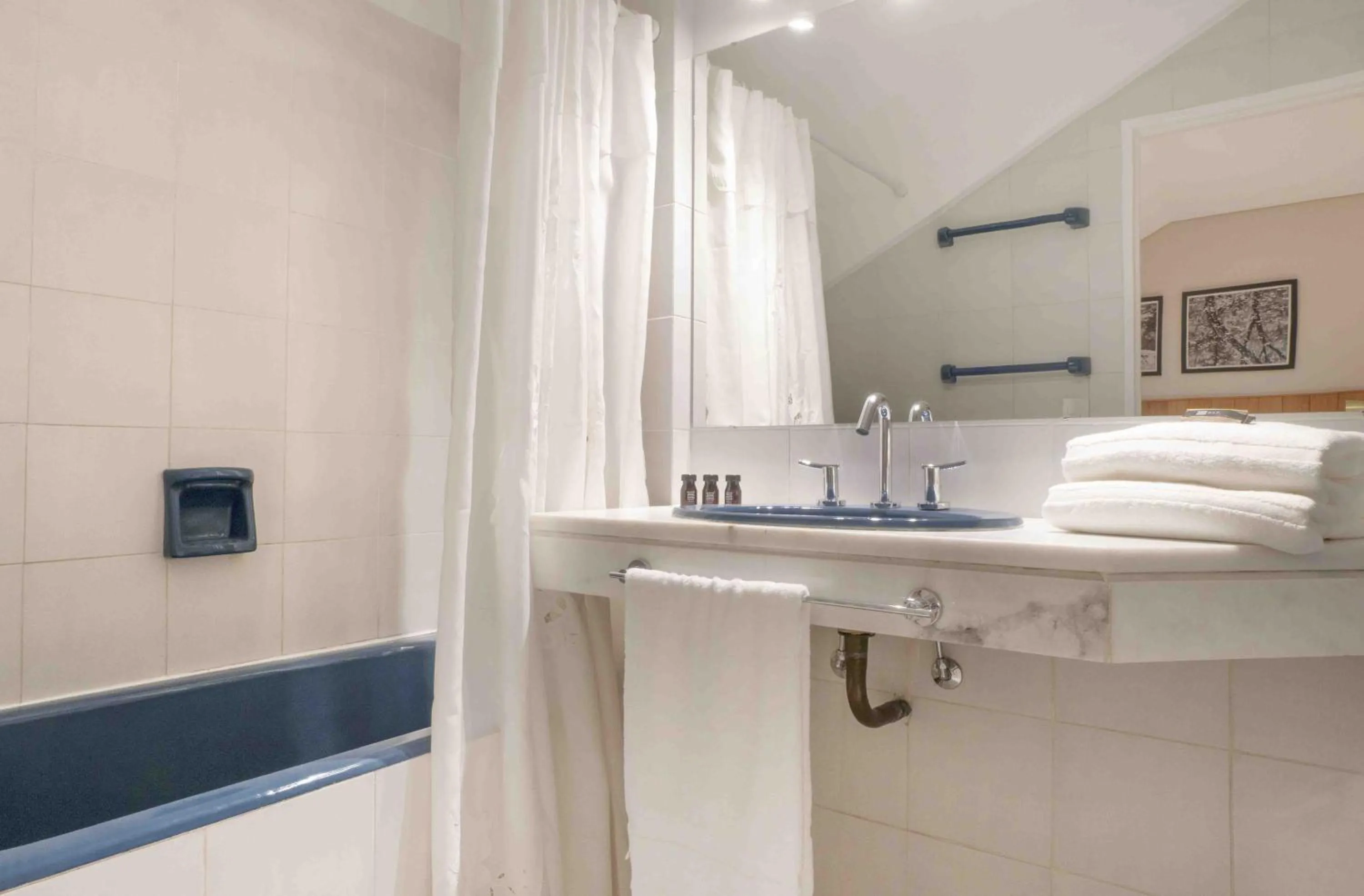 Bathroom in La Cascada Casa Patagónica by DON