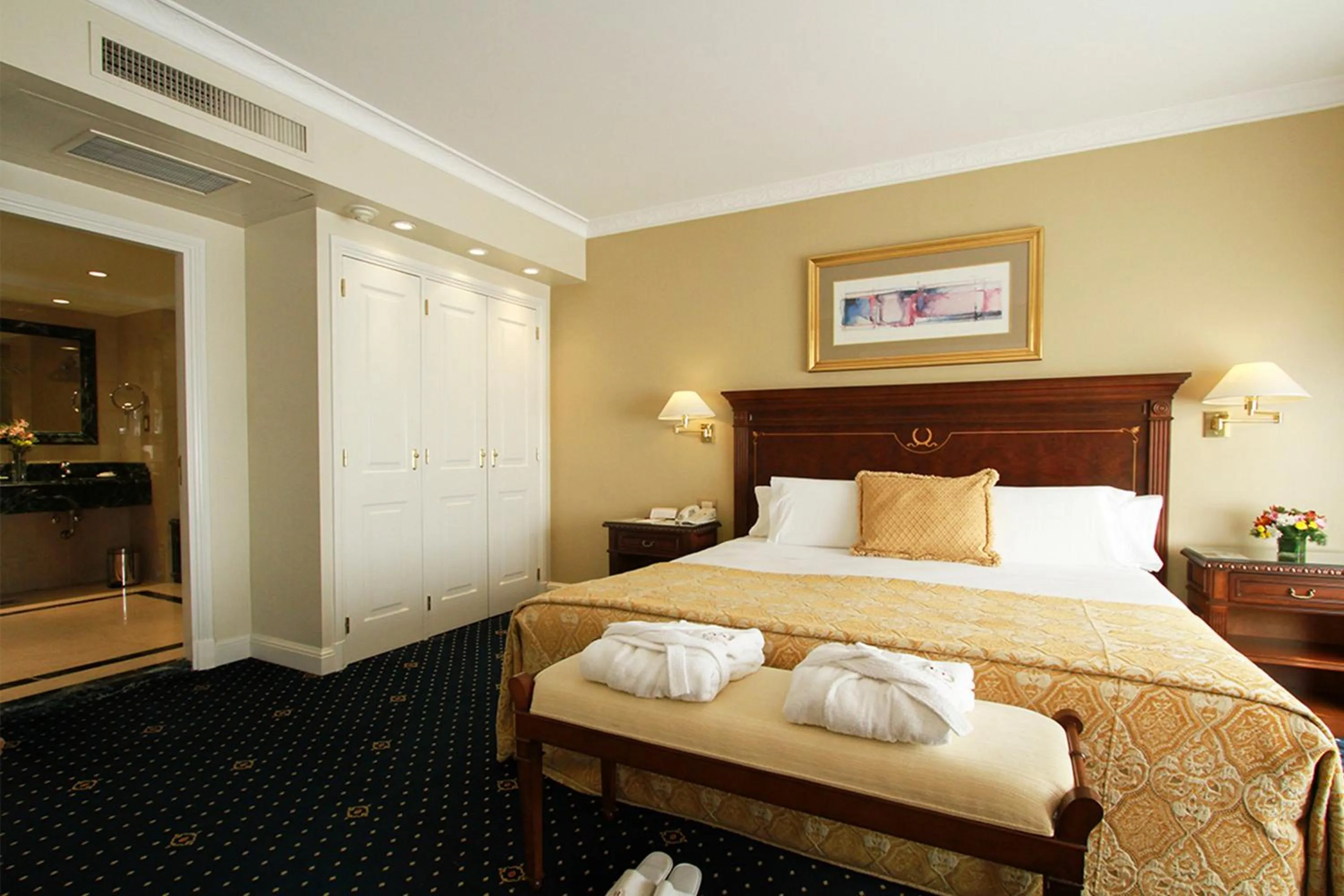 Photo of the whole room, Bed in Emperador Hotel Buenos Aires