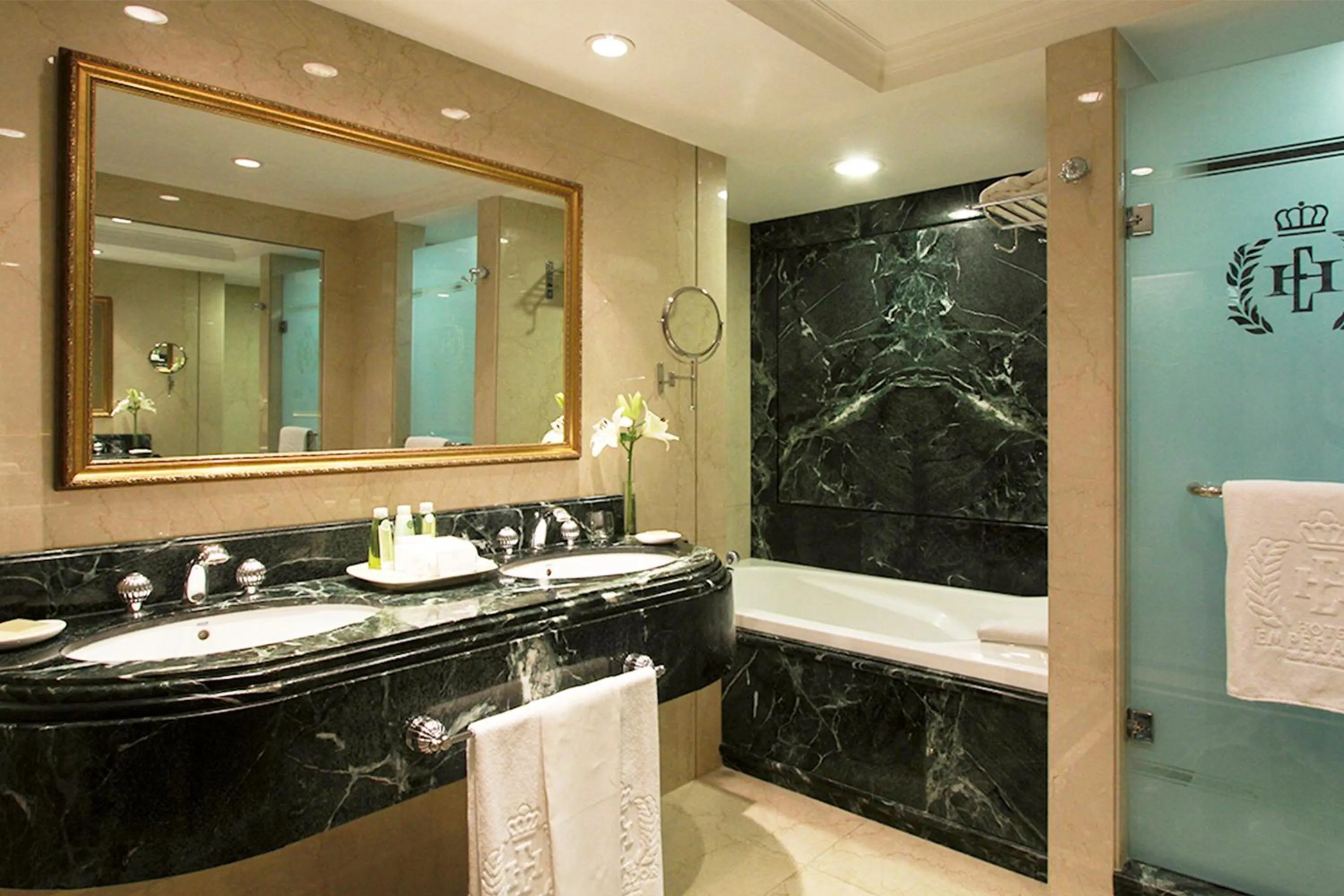 Bathroom in Emperador Hotel Buenos Aires