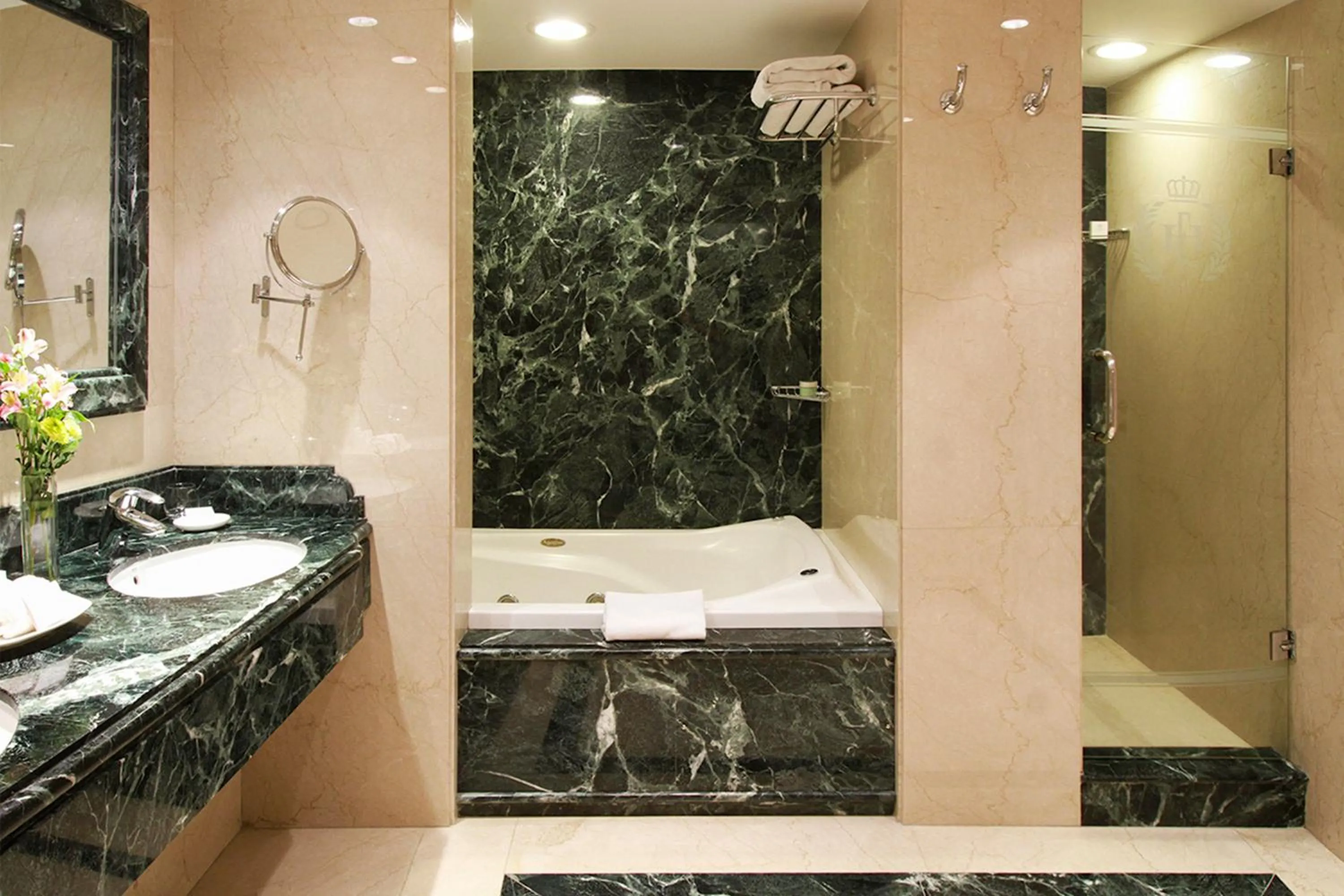 Shower in Emperador Hotel Buenos Aires