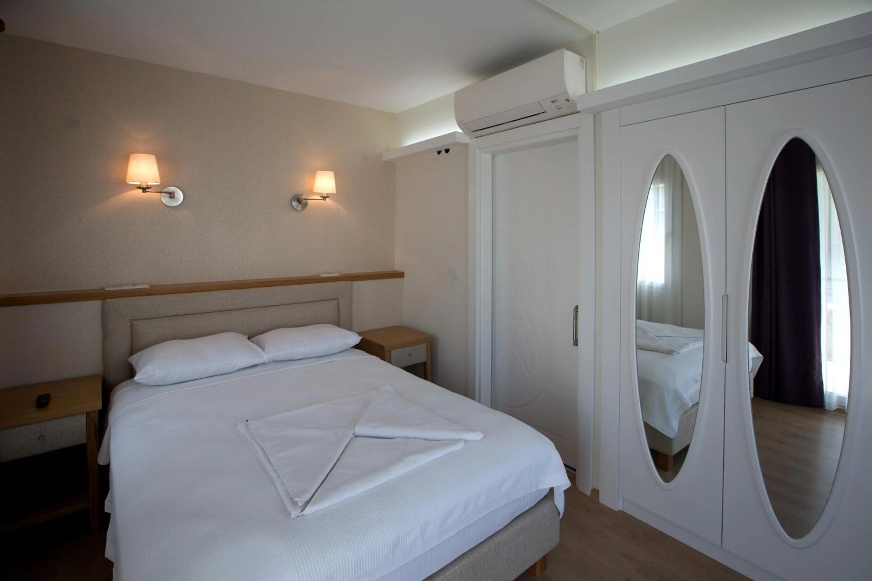 Photo of the whole room, Bed in Clementin Suits Sigacık