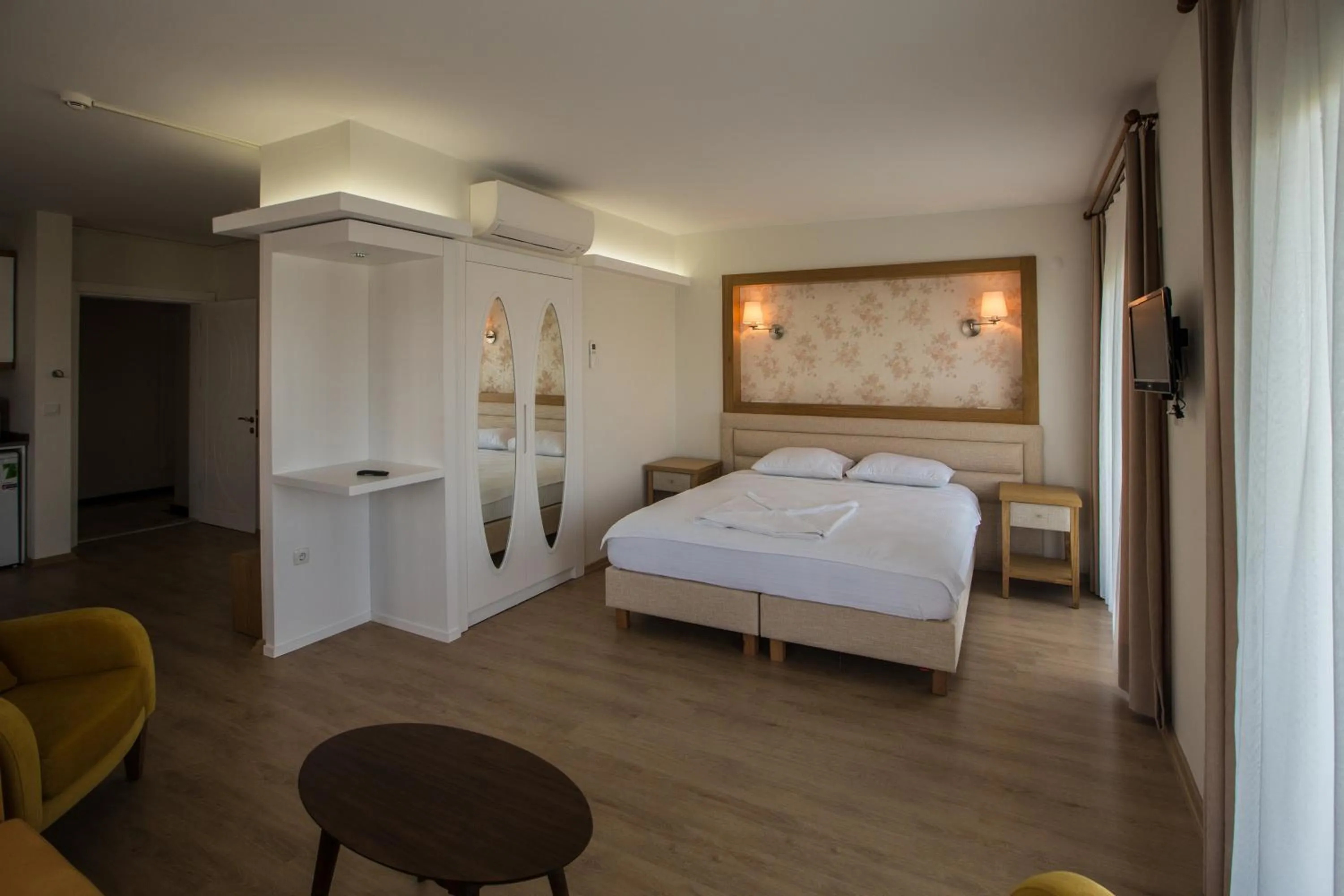 Photo of the whole room, Bed in Clementin Suits Sigacık