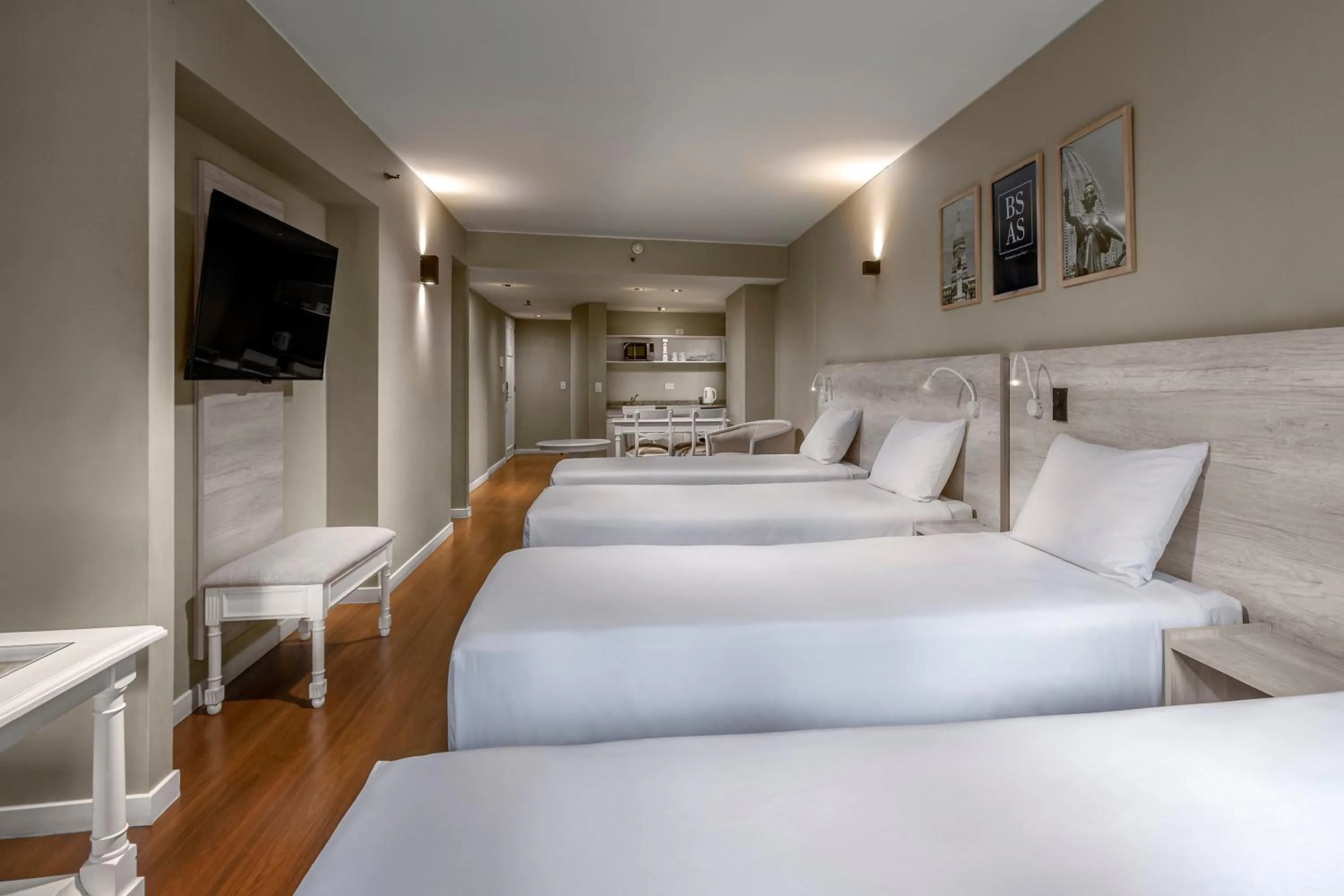 Photo of the whole room, Bed in Up América Plaza