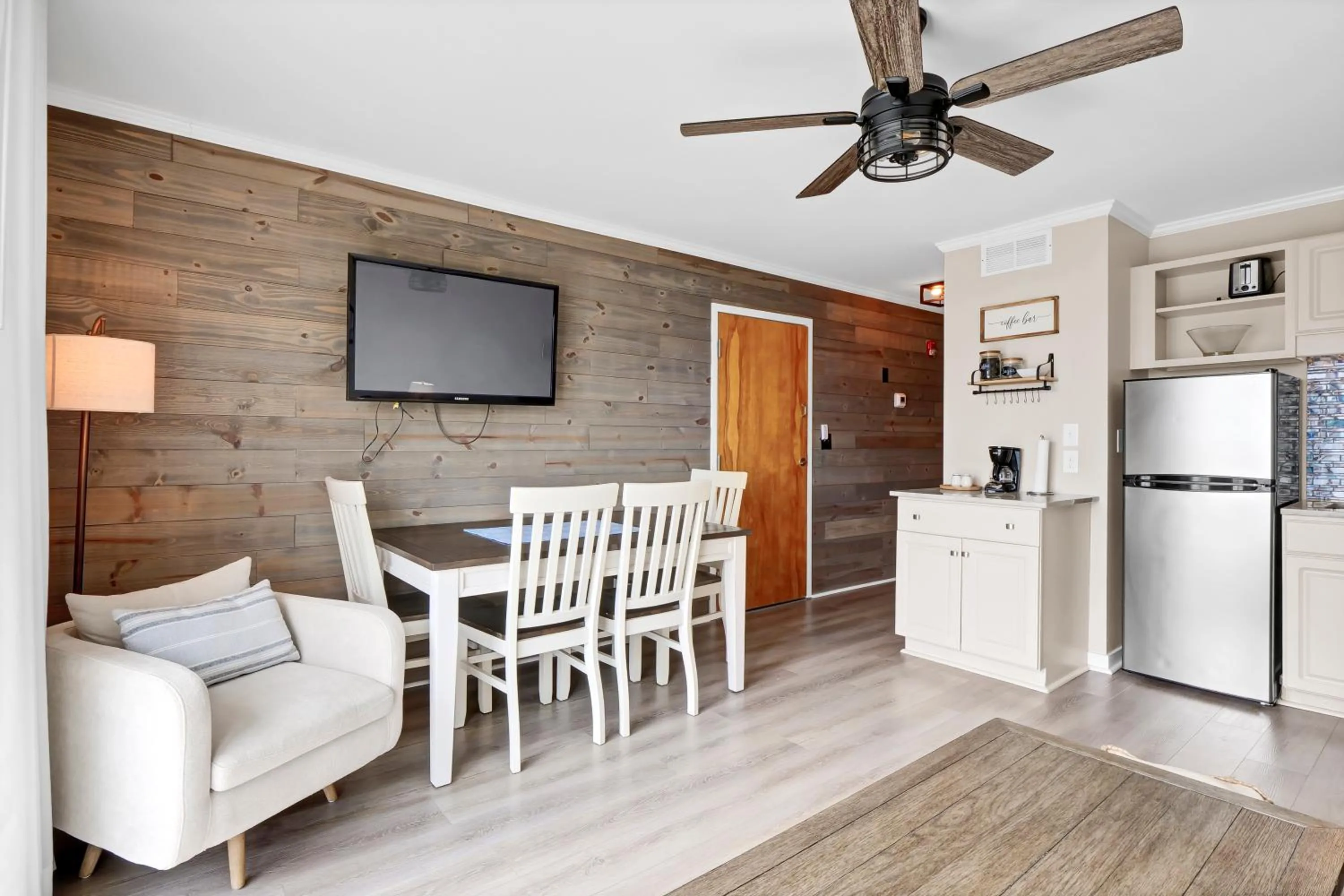 TV and multimedia in Sandpeddler Inn and Suites