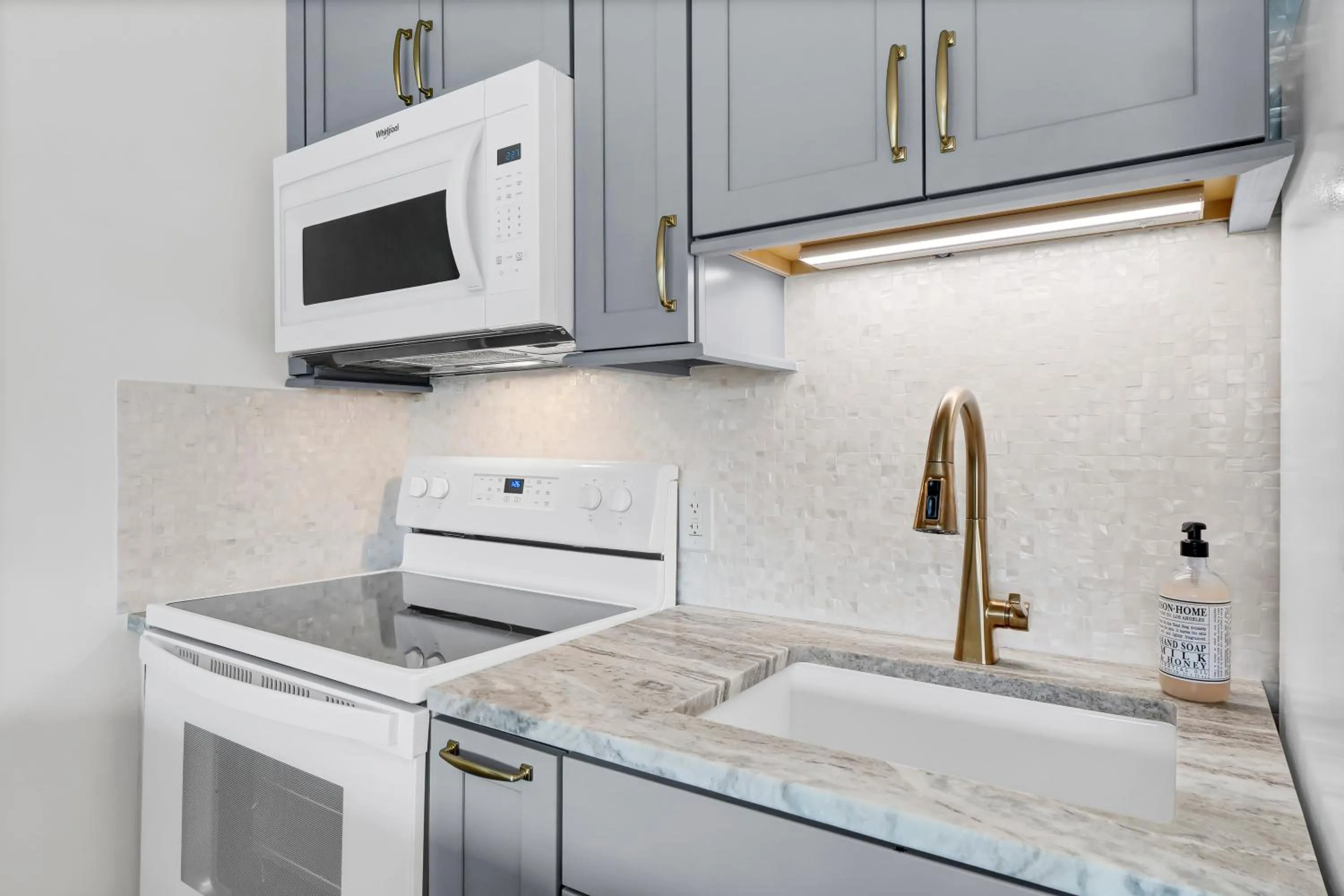 Kitchen or kitchenette in Sandpeddler Inn and Suites