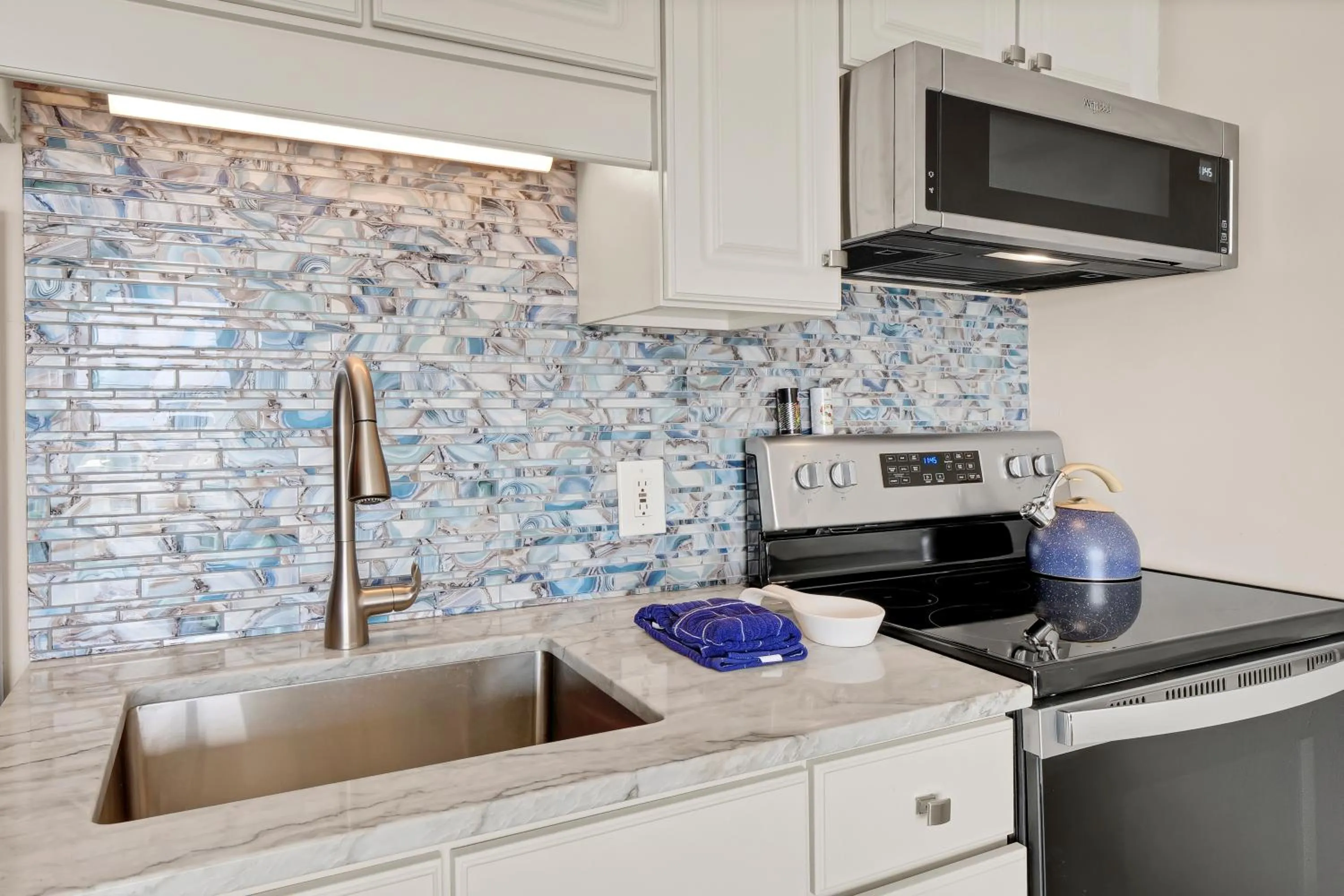 Kitchen or kitchenette in Sandpeddler Inn and Suites