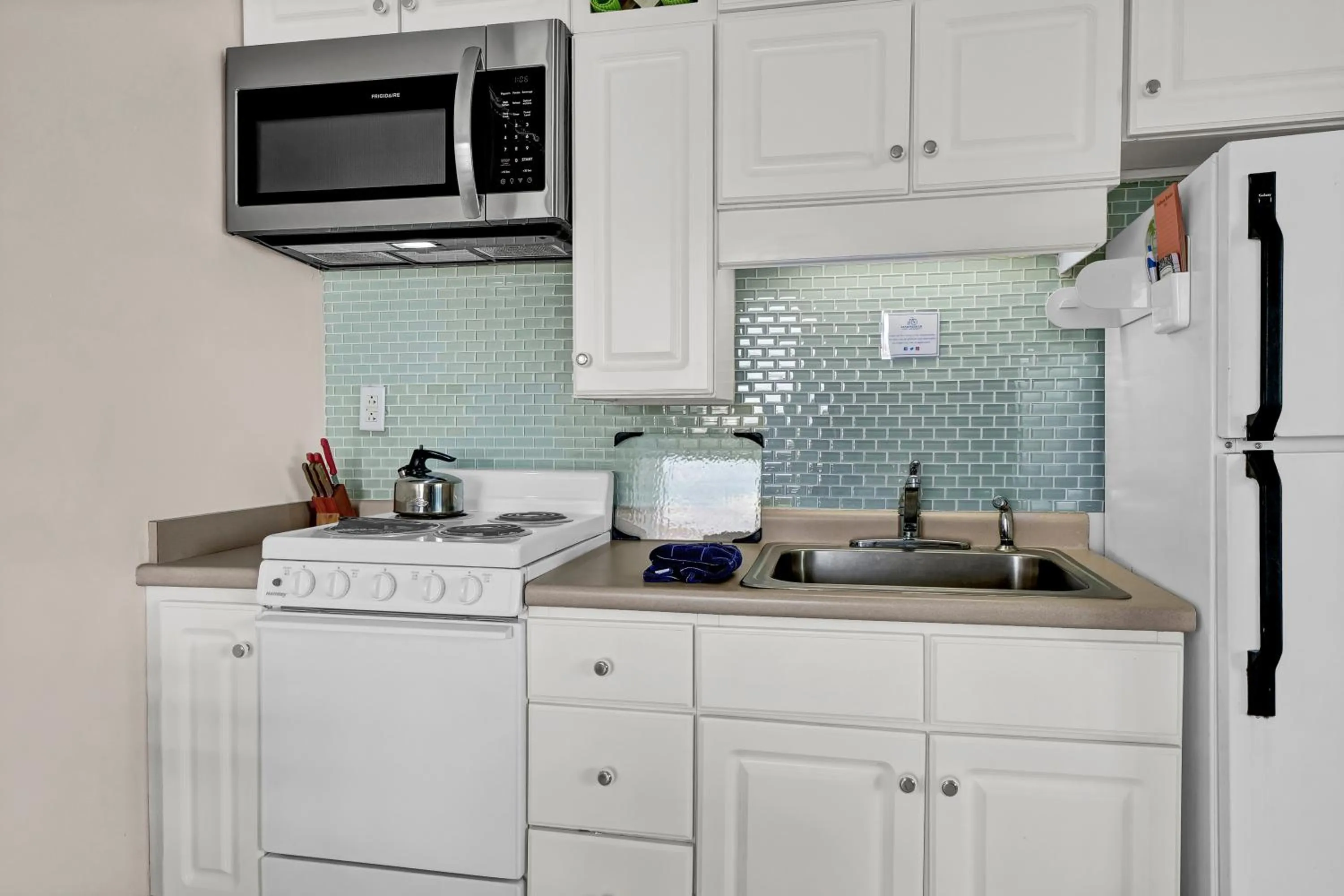 Kitchen or kitchenette in Sandpeddler Inn and Suites