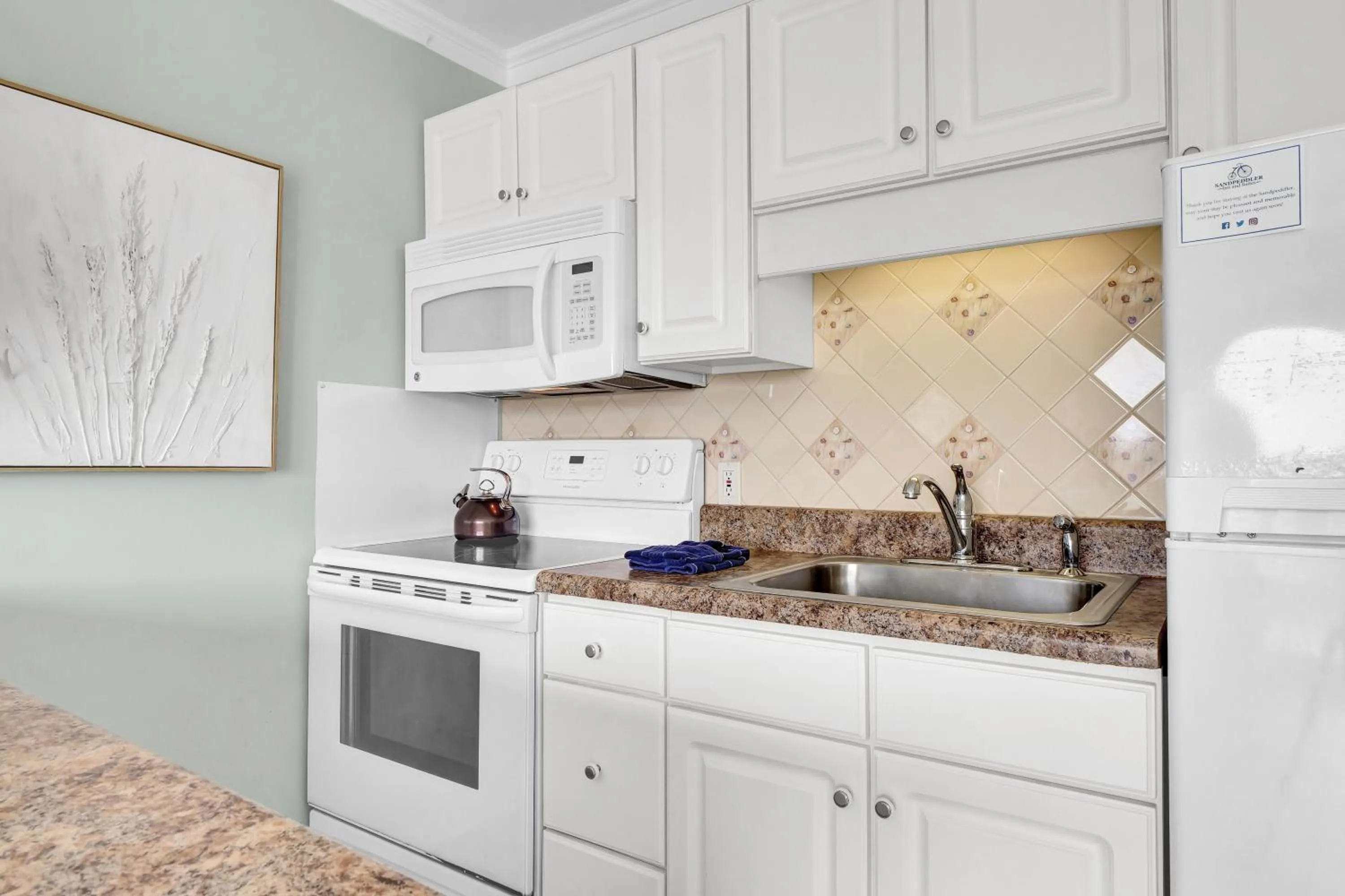 Kitchen or kitchenette in Sandpeddler Inn and Suites