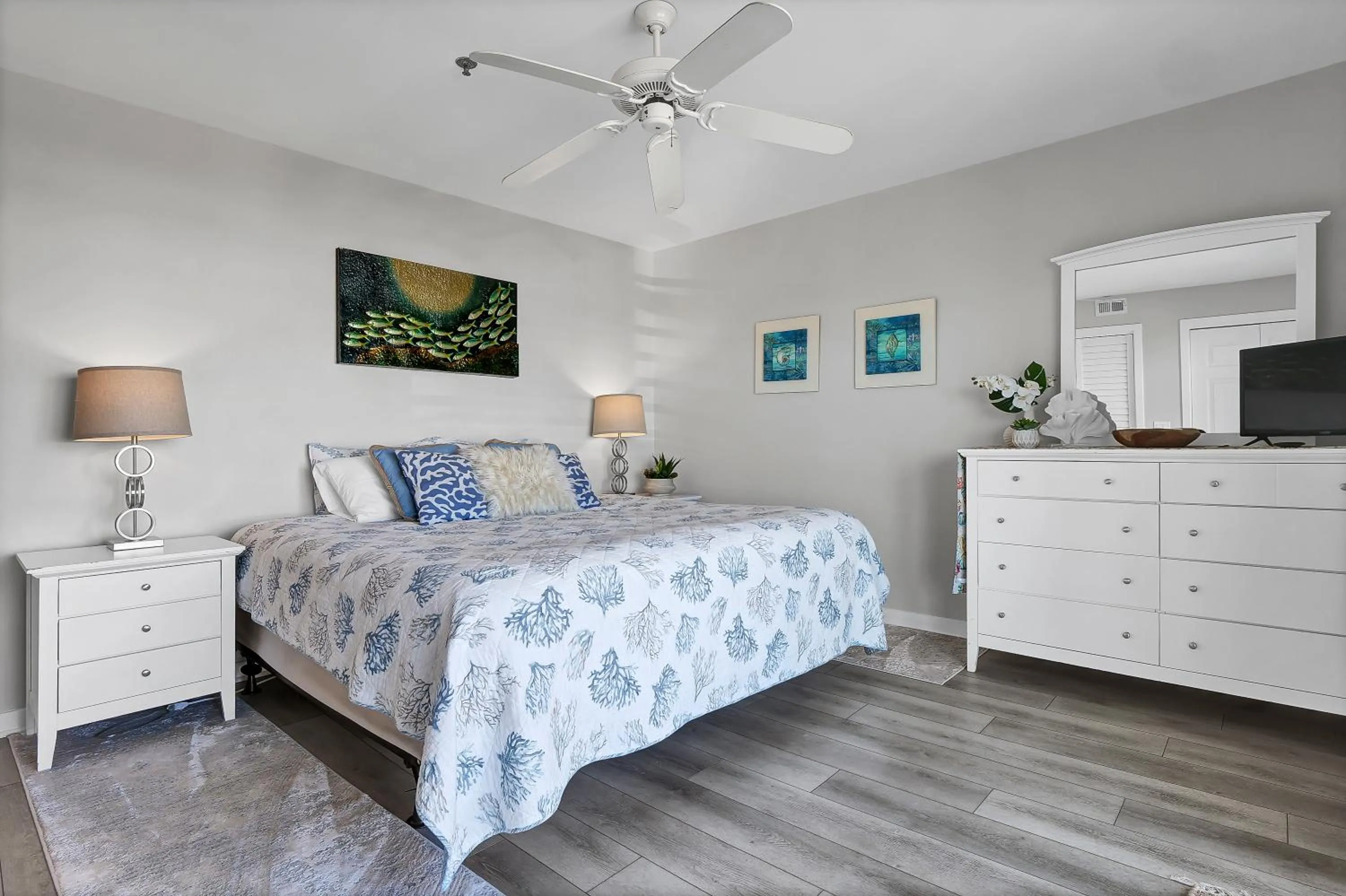 Bedroom, Bed in Sandpeddler Inn and Suites
